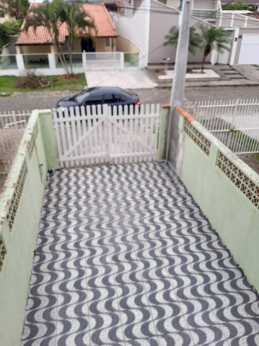 Sobrado confortável a uma quadra do mar.