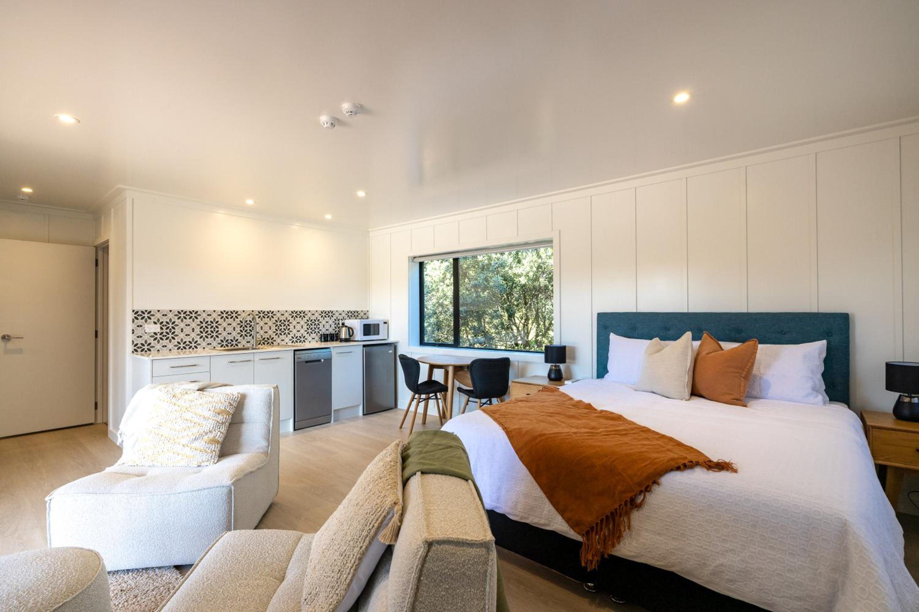 Onetangi Beach Stays Studio 2 - Coast & Country view 3