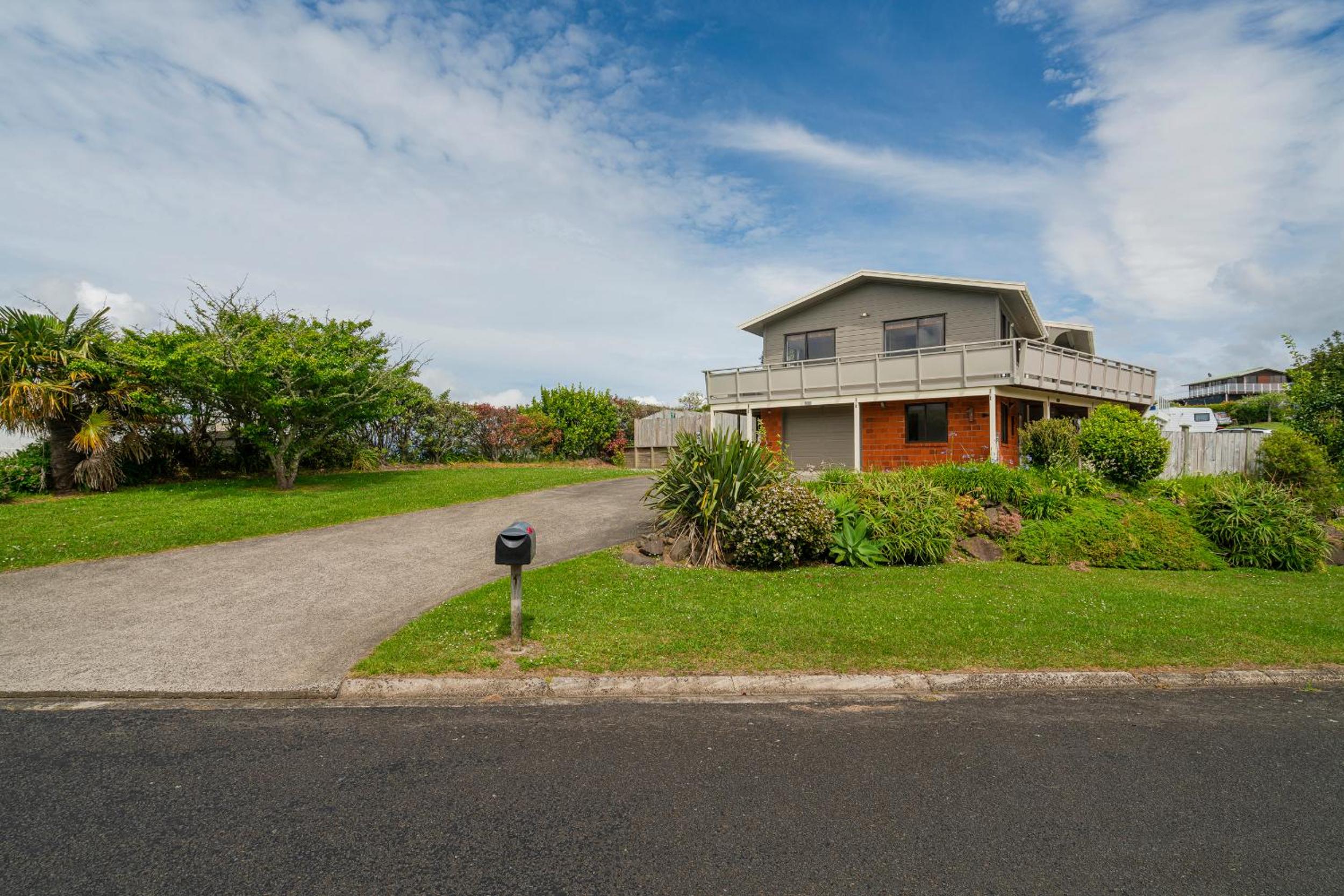 Hosts on the Coast - Views over Whiti Terrace view 4