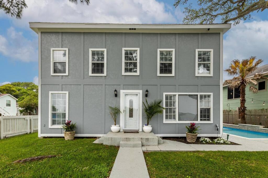 5/3 with a heated pool 2 min from beach, updated
