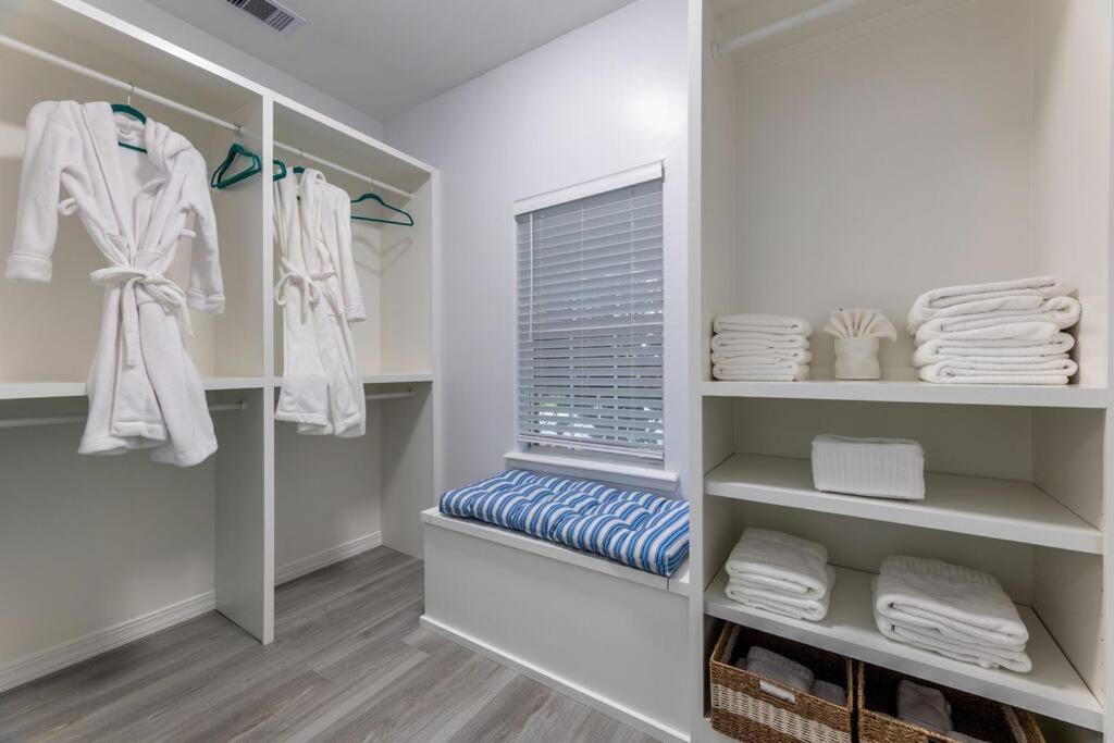 5/3 with a heated pool 2 min from beach, updated