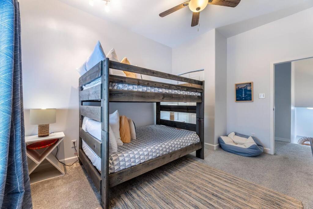 5/3 with a heated pool 2 min from beach, updated