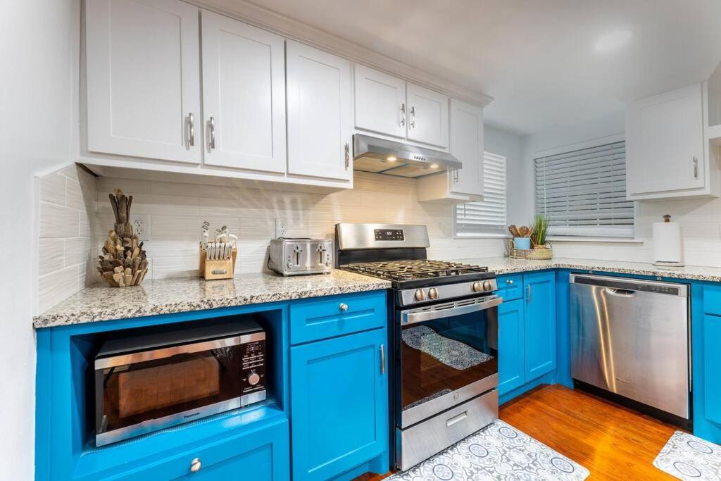 5/3 with a heated pool 2 min from beach, updated