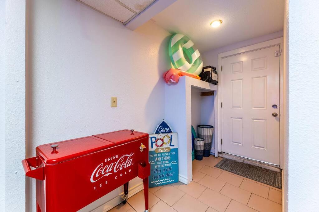 5/3 with a heated pool 2 min from beach, updated