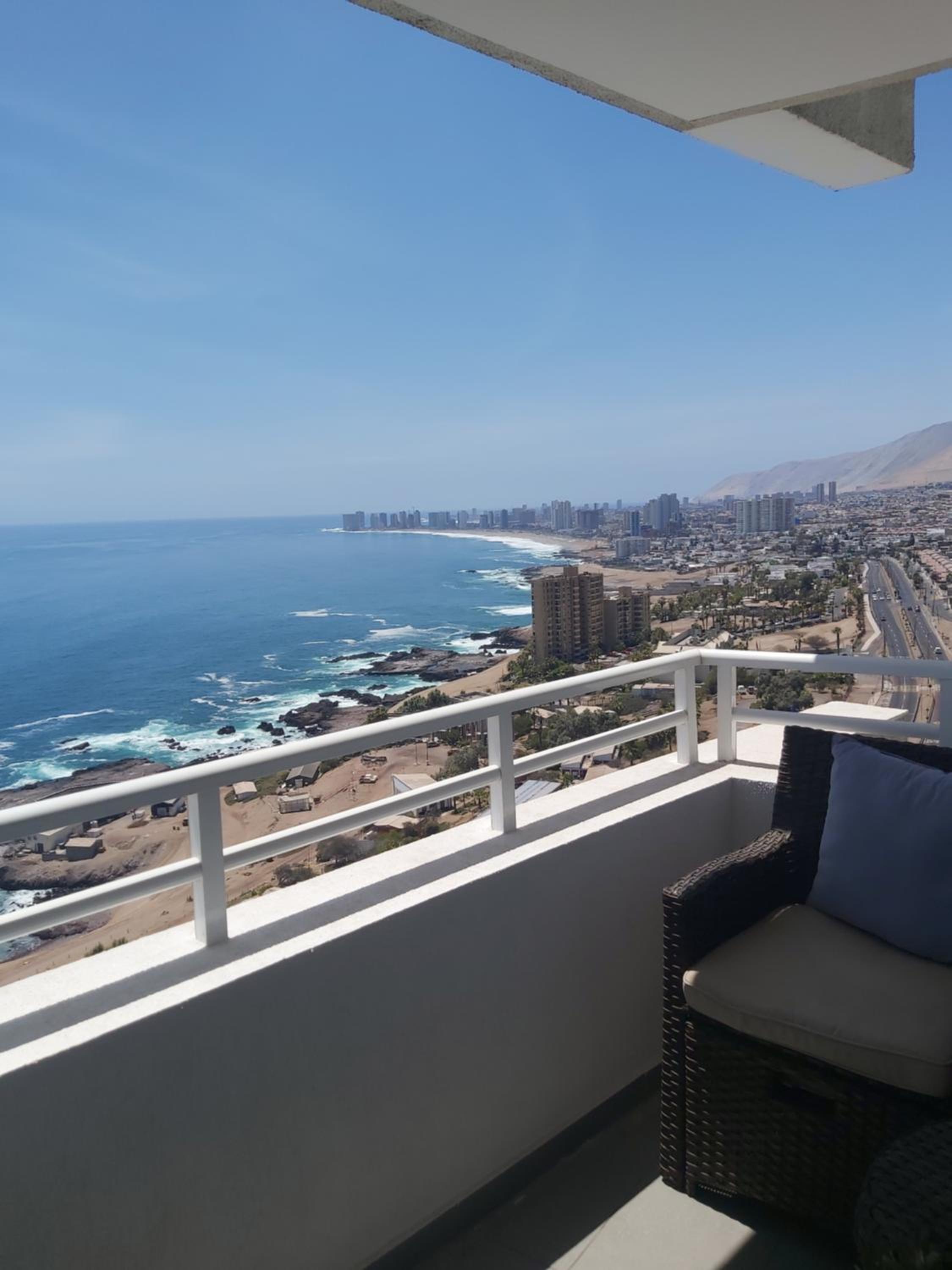 Playa Huayquique, primera linea
