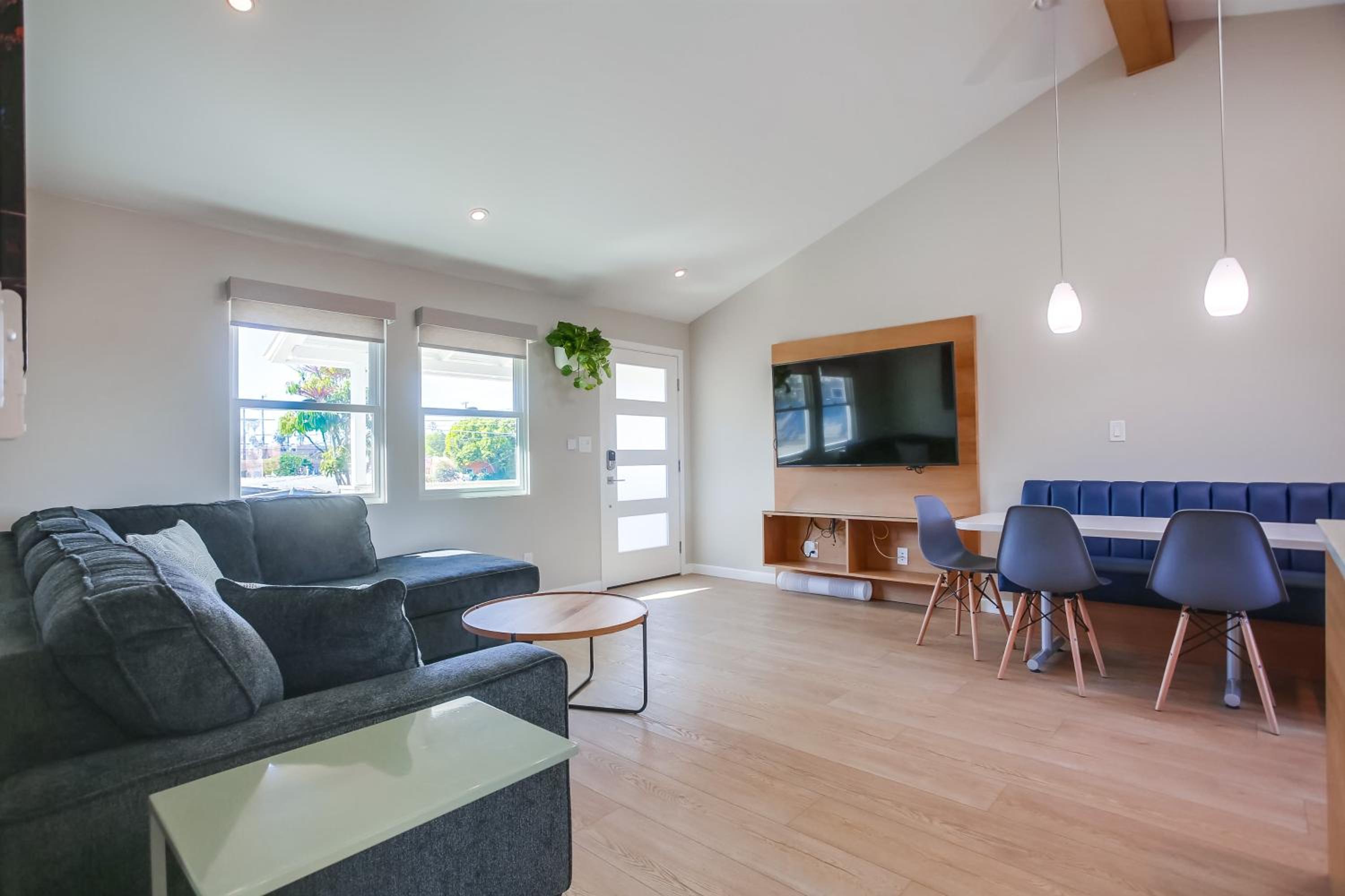 Modern Luxury 2BR Apt in Heart of Ocean Beach view 4
