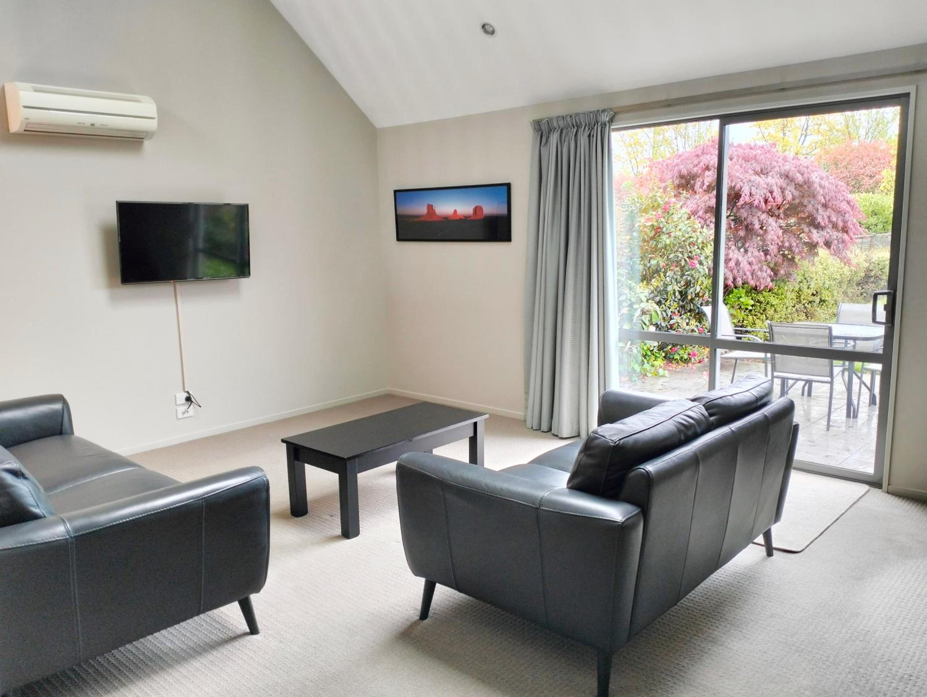 Hanmer Apartments view 5