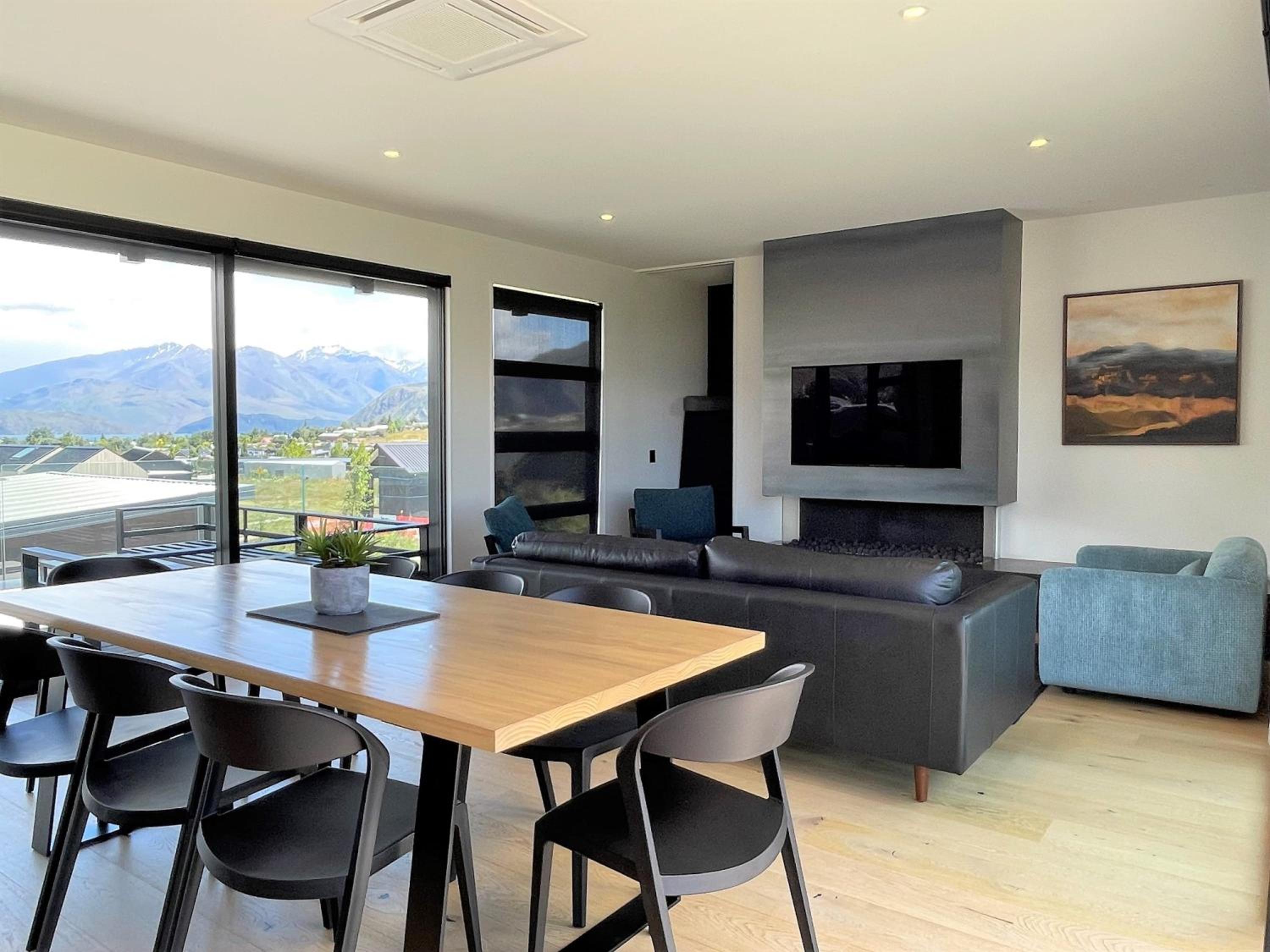 Luxurious Lake and Alpine Views view 5