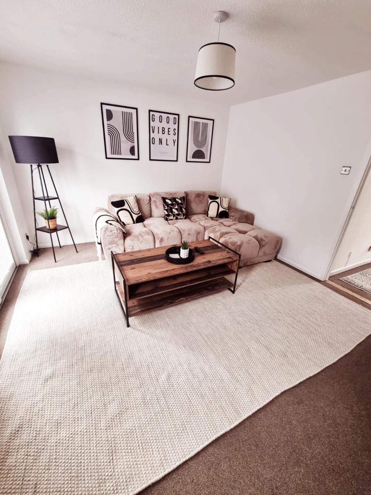 2 Bed Cosy Aylesbury House with Parking view 3