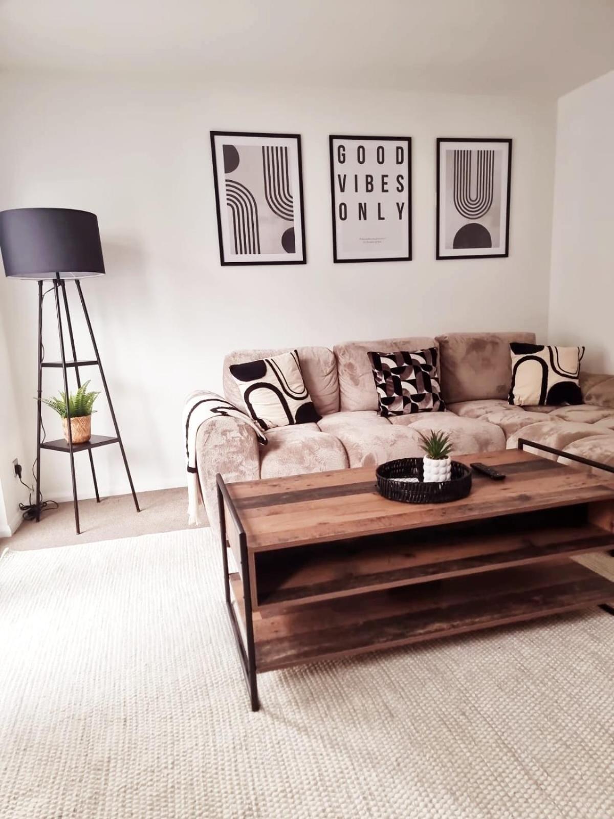 2 Bed Cosy Aylesbury House with Parking view 2