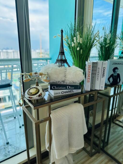 Azure Urban Resort - St Tropez Tower Staycation Unit with a European Touch view 5