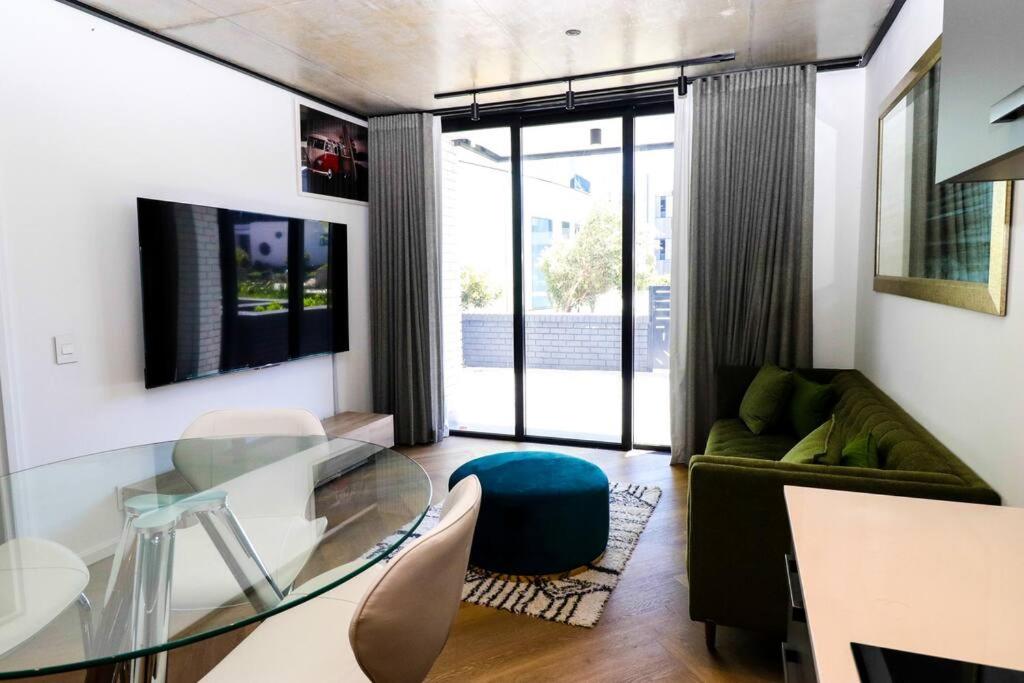 Modern apartment in Century City view 3
