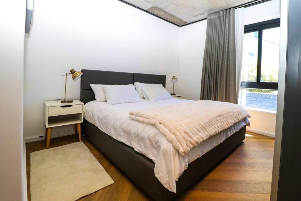 Modern apartment in Century City view 4