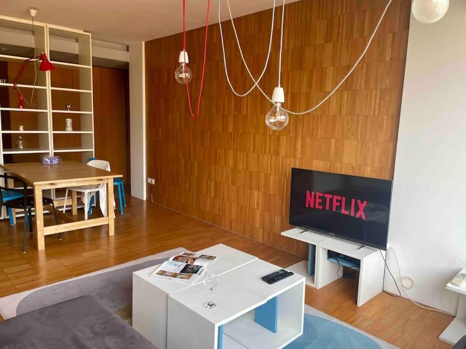 Central Apartment with Free Parking and Balcony