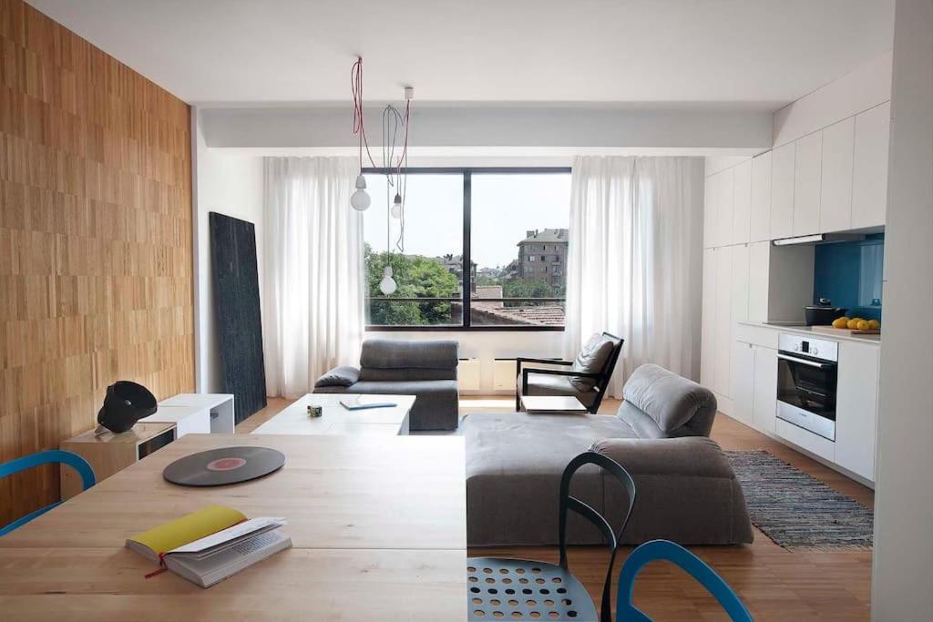Central Apartment with Free Parking and Balcony