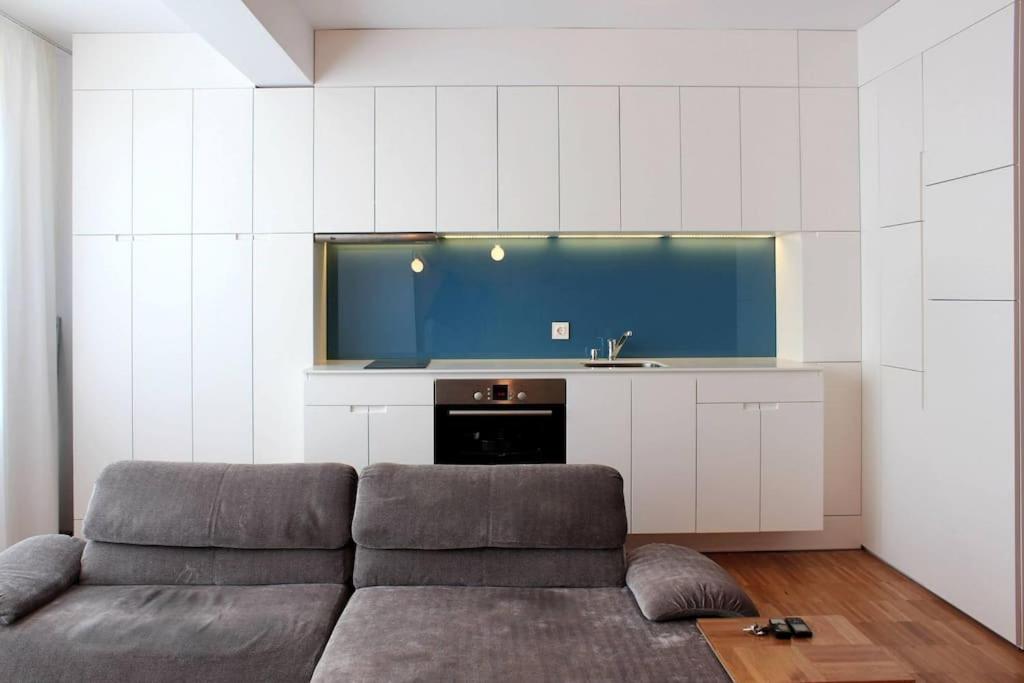 Central Apartment with Free Parking and Balcony