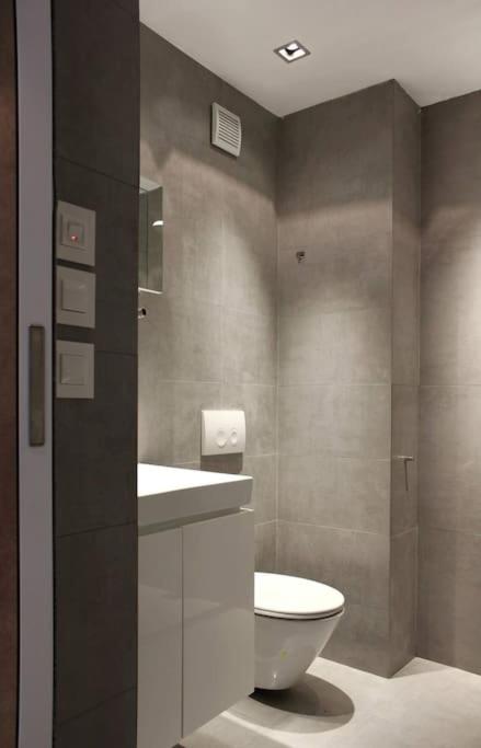 Central Apartment with Free Parking and Balcony
