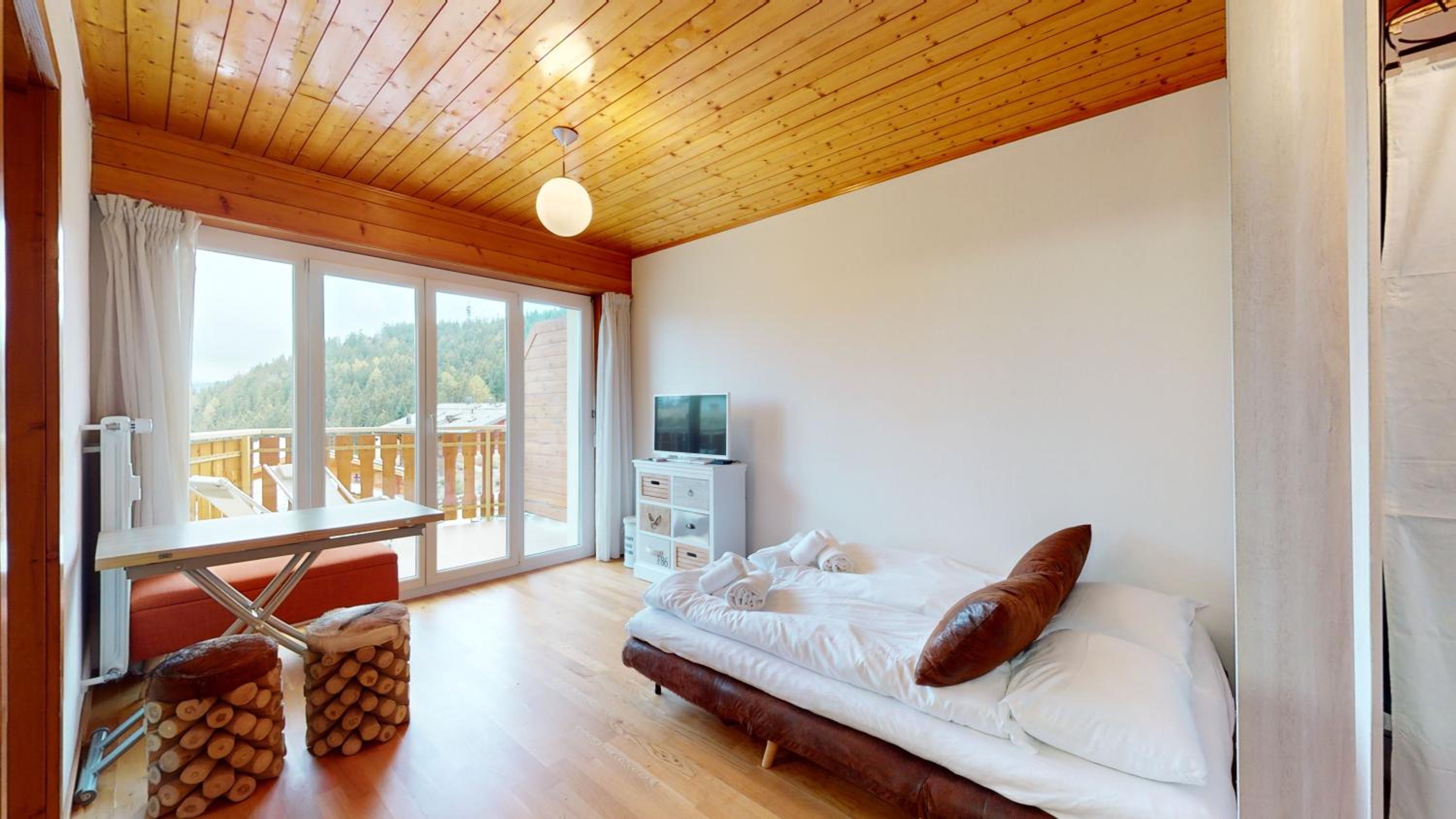 Calm studio with balcony in Crans-Montana