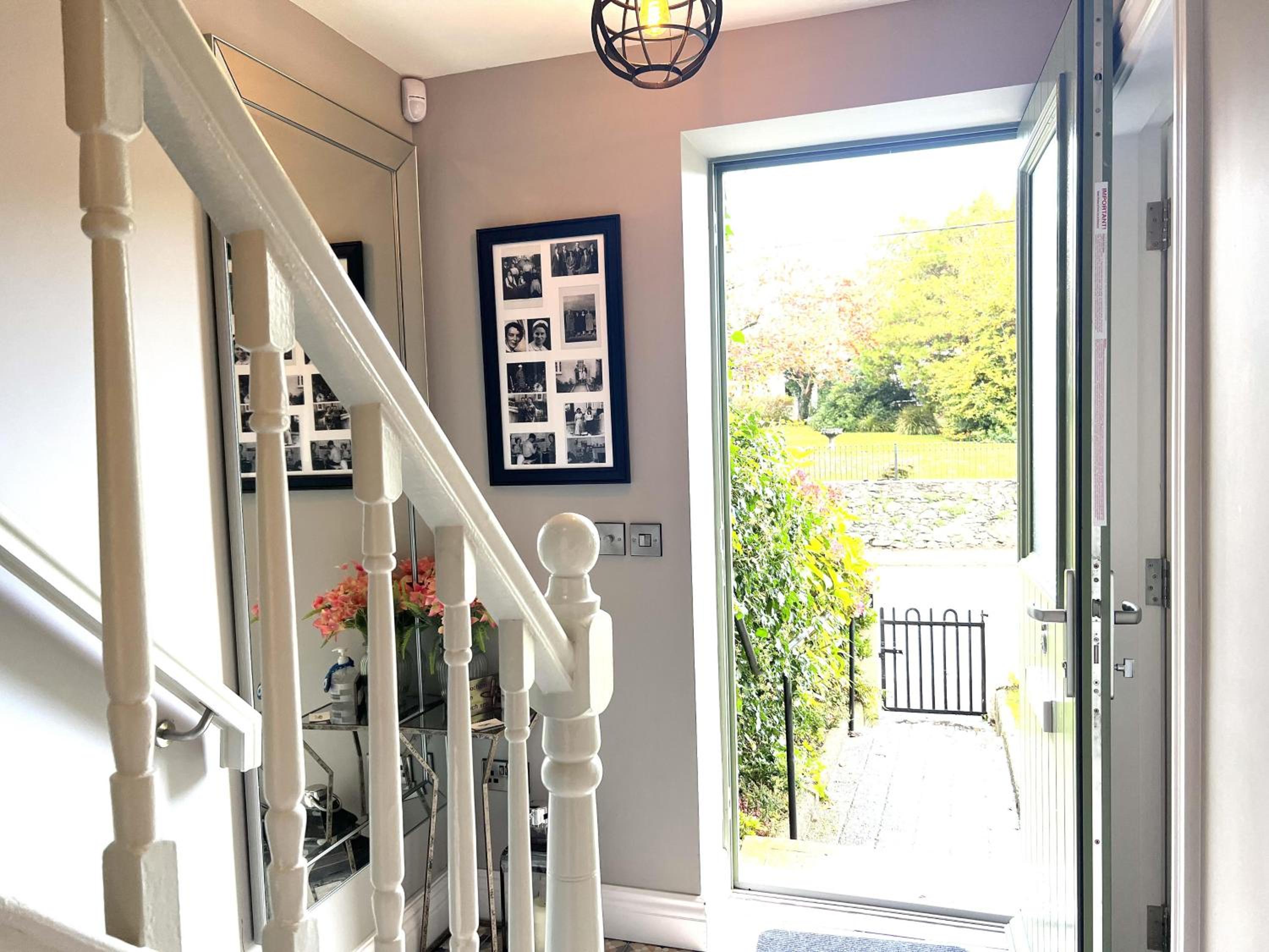 4 Bed House Sleeps 7 - Parking Garden Wifi view 3