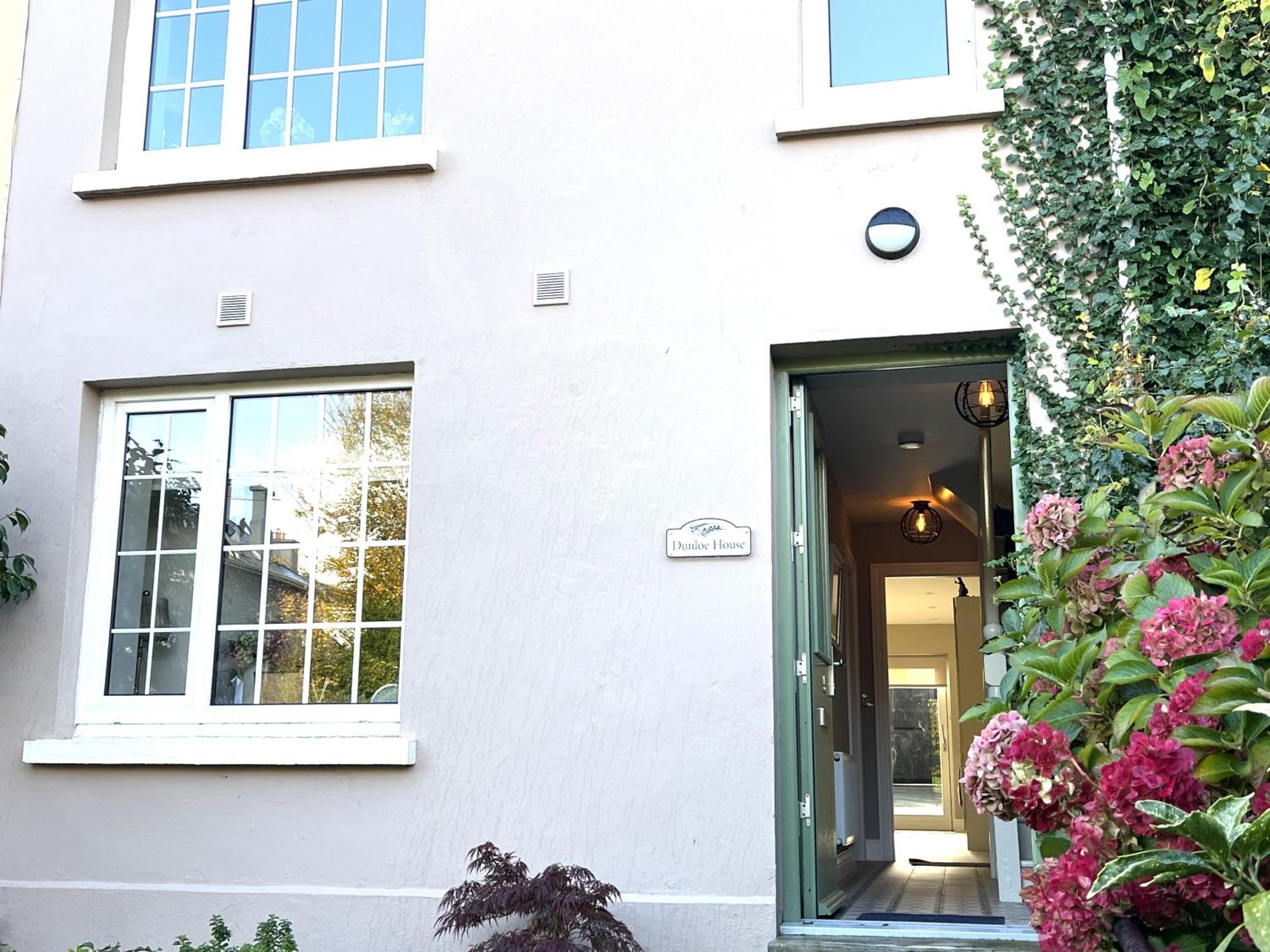 4 Bed House Sleeps 7 - Parking Garden Wifi view 2