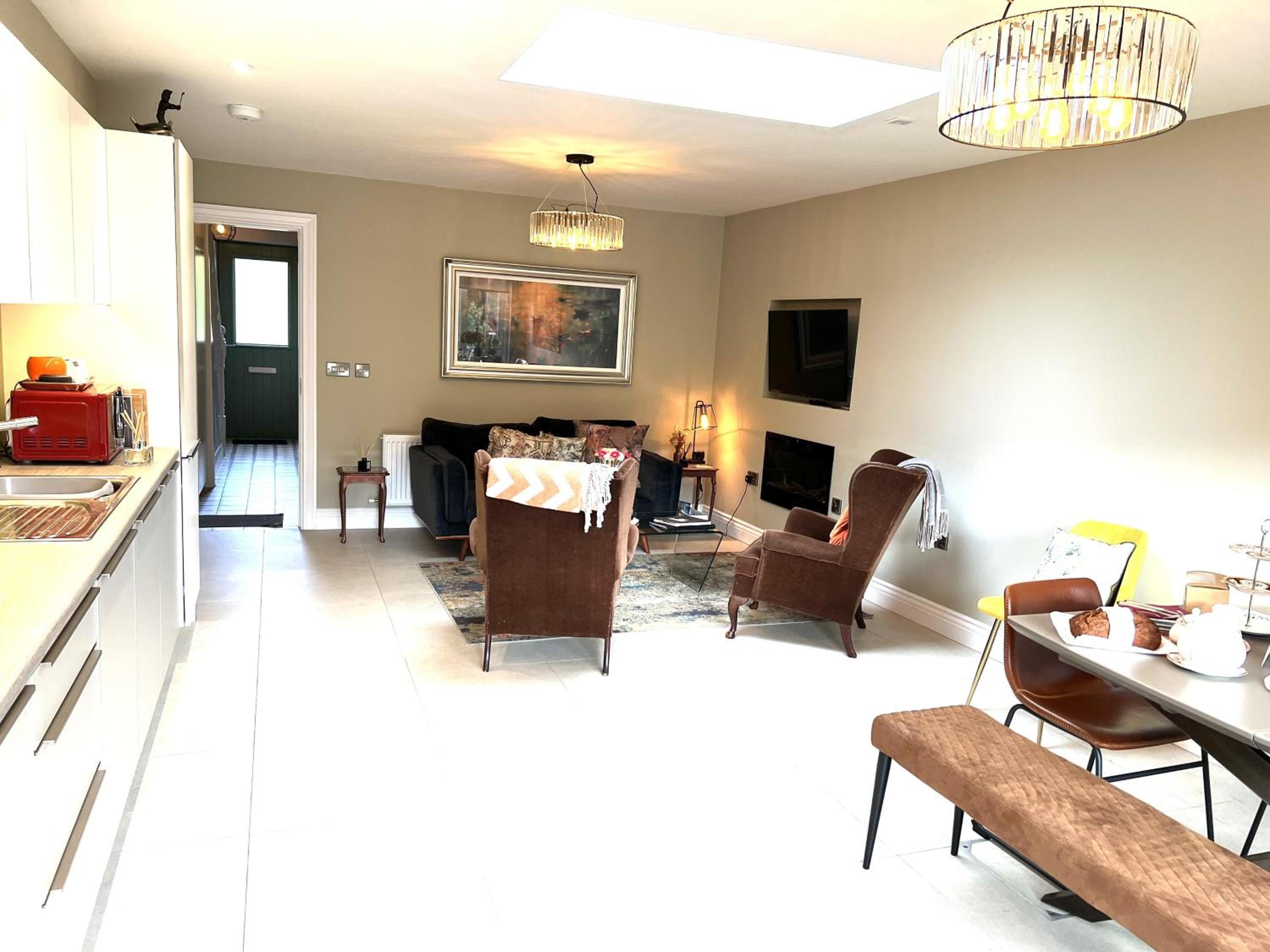 4 Bed House Sleeps 7 - Parking Garden Wifi view 5