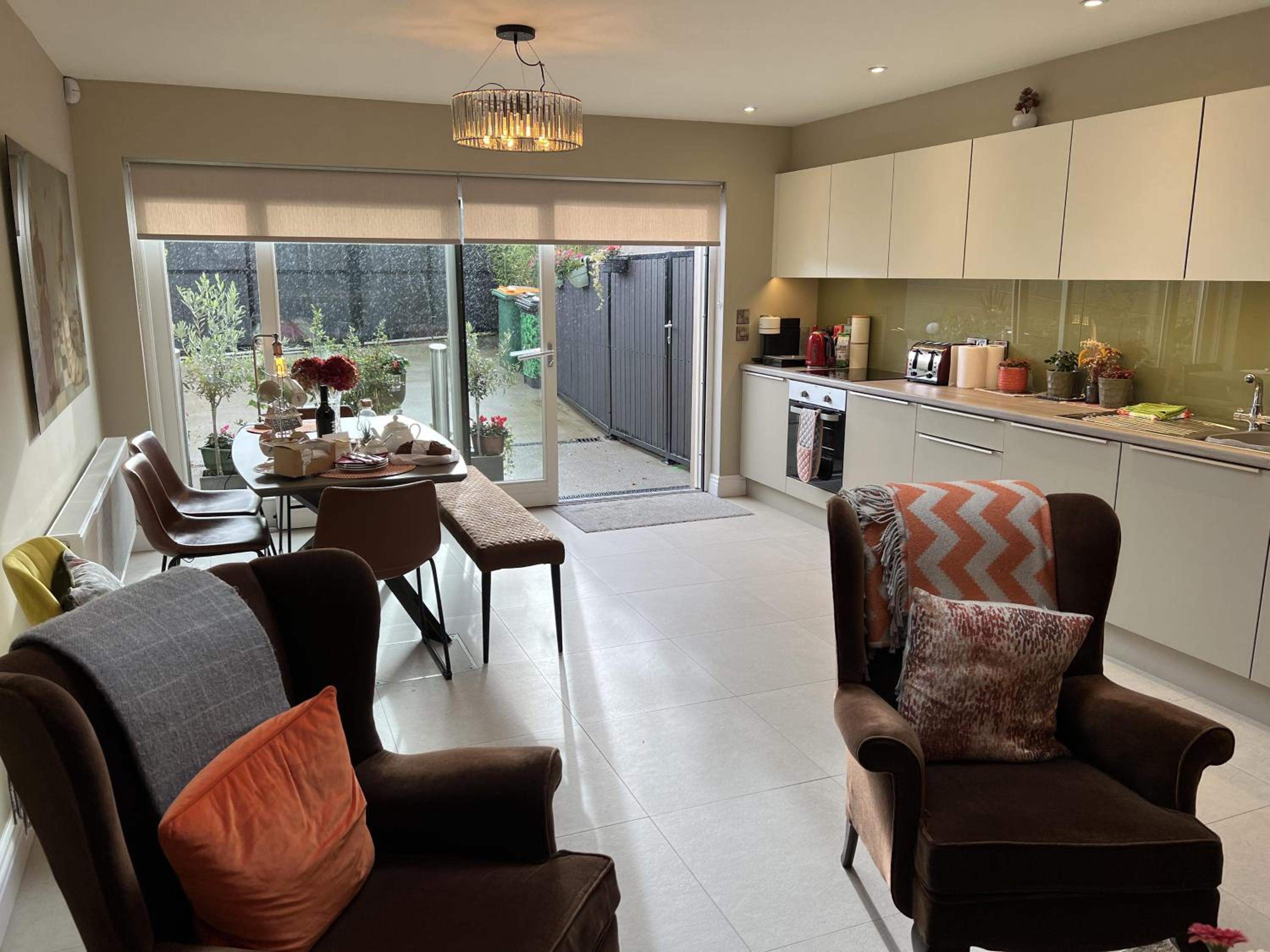 4 Bed House Sleeps 7 - Parking Garden Wifi view 4