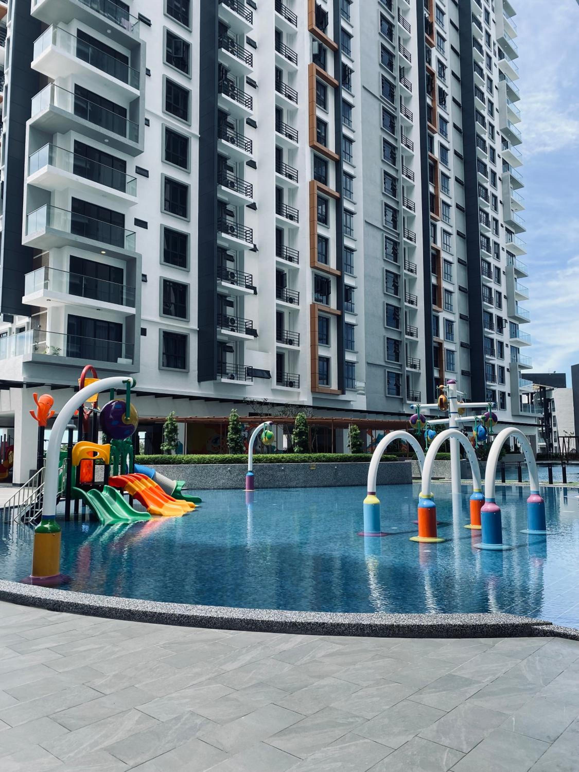 K Avenue with Peak Escapes