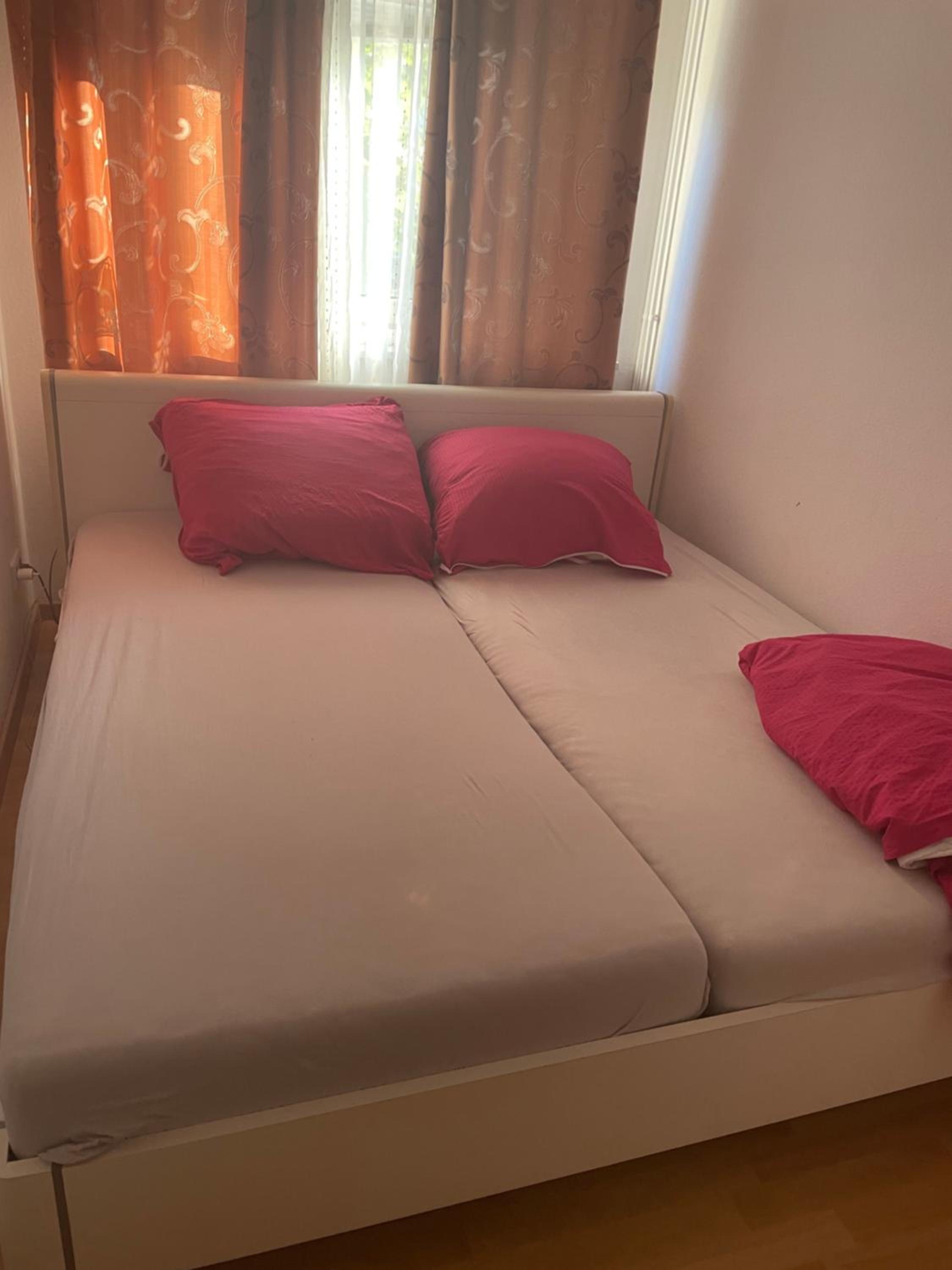 Room for 2 persons, 9 min Trade Fair, free parking, supermarket, cafe nearby
