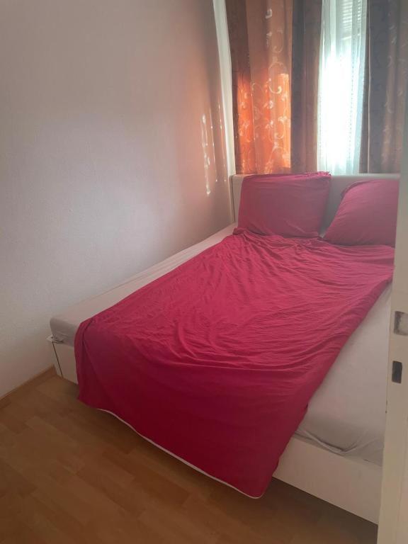 Room for 2 persons, 9 min Trade Fair, free parking, supermarket, cafe nearby
