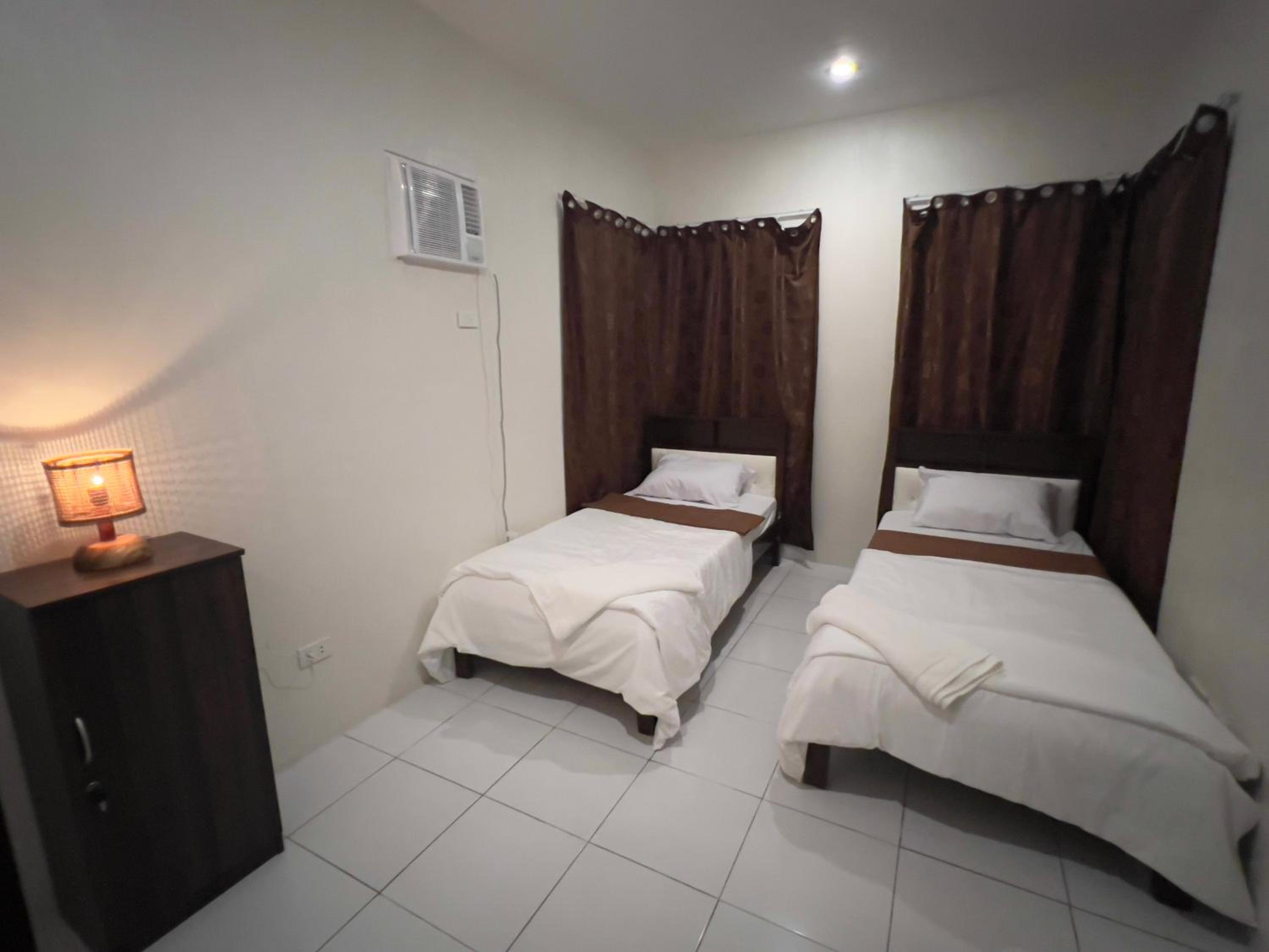Casa Via: Cozy 3 Bedroom Home in Bacolod with Parking view 4