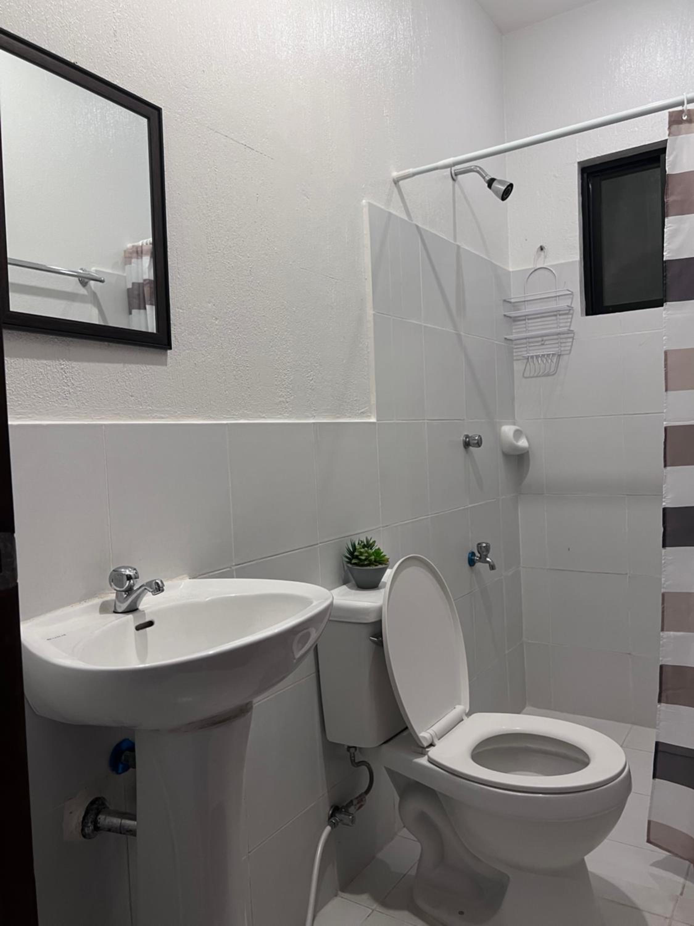 Casa Via: Cozy 3 Bedroom Home in Bacolod with Parking view 5