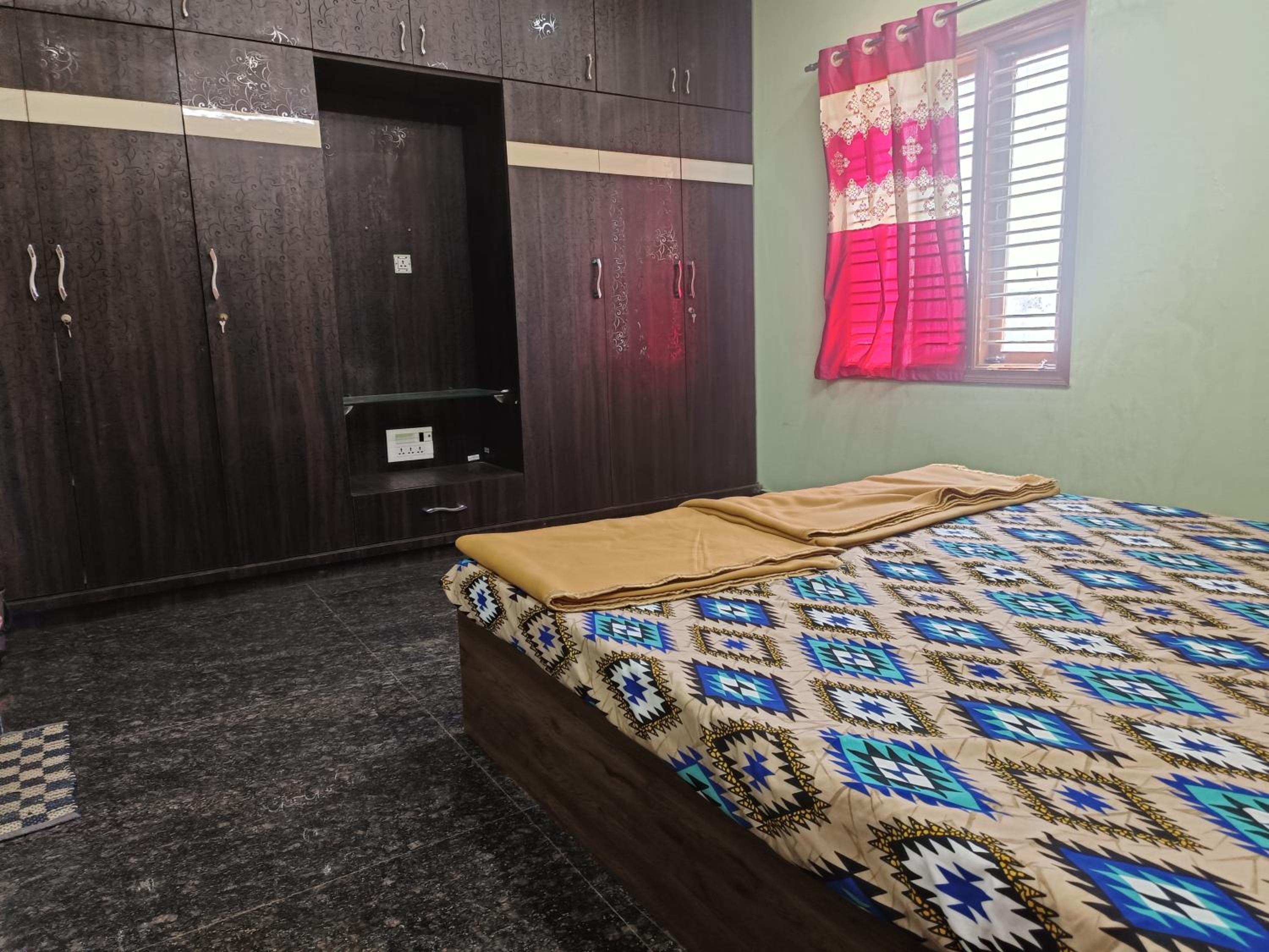 Sahara penthouse family, Stay