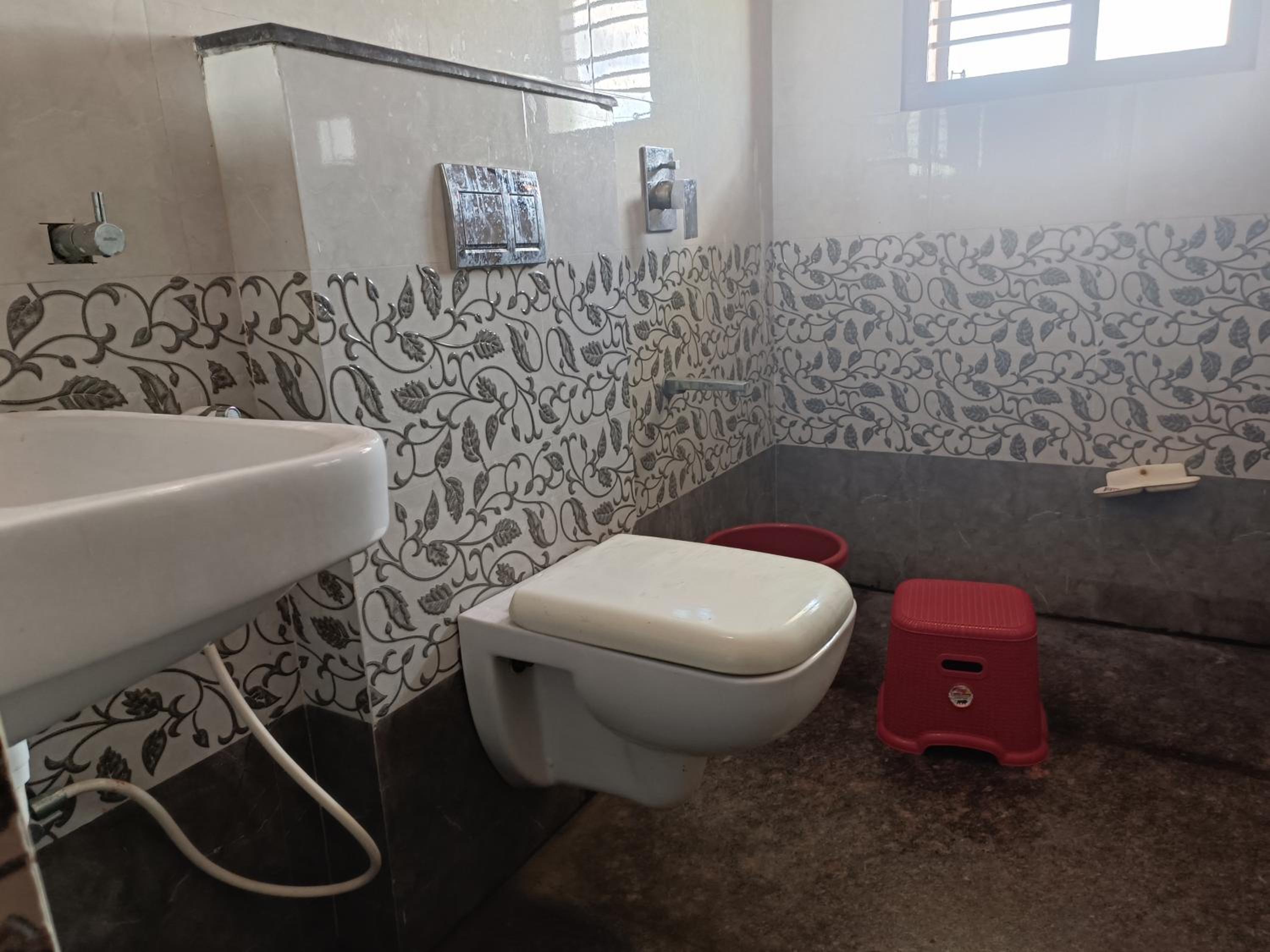 Sahara penthouse family, Stay