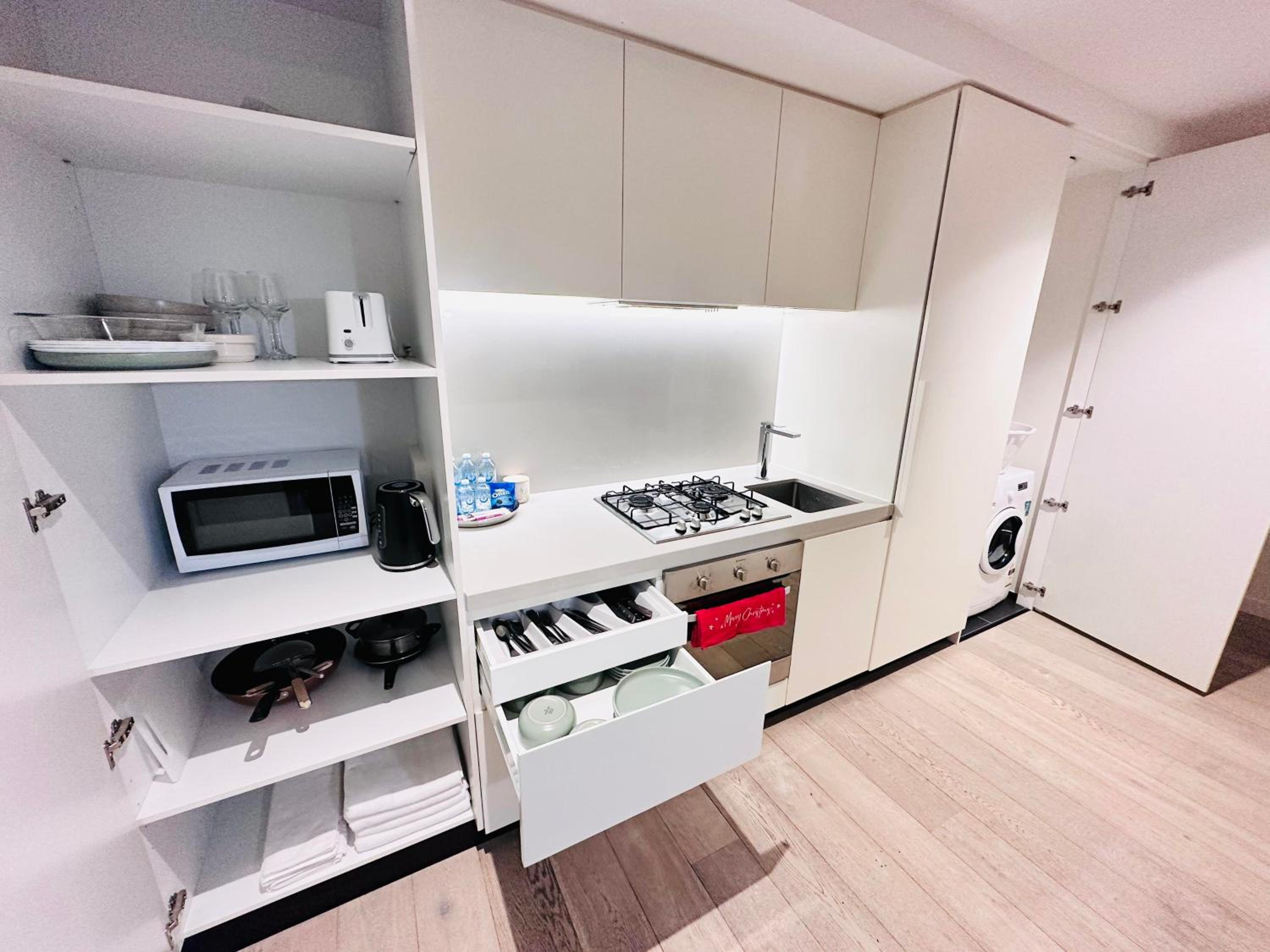 Melbourne CBD Empire Apartment