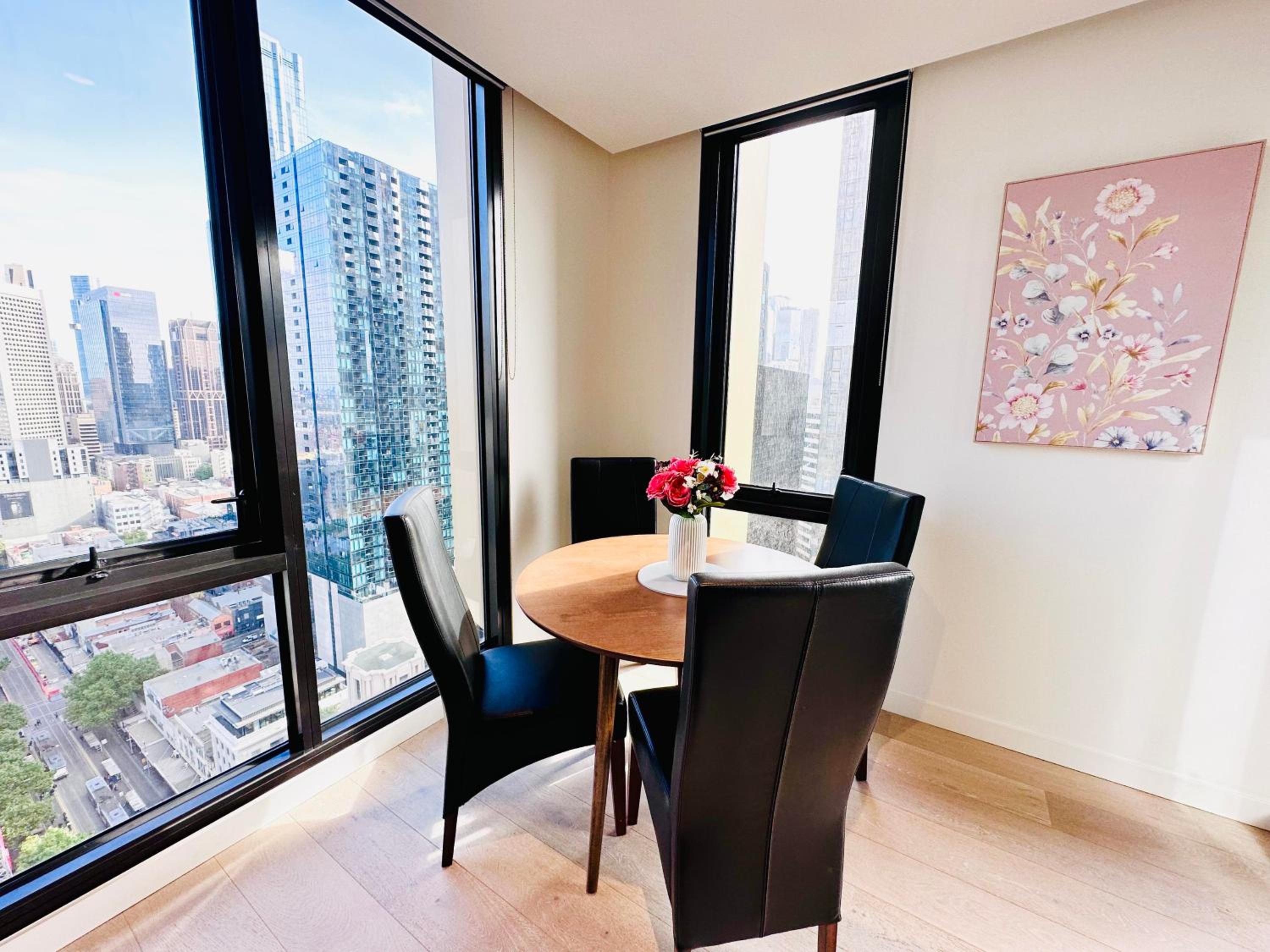 Melbourne CBD Empire Apartment