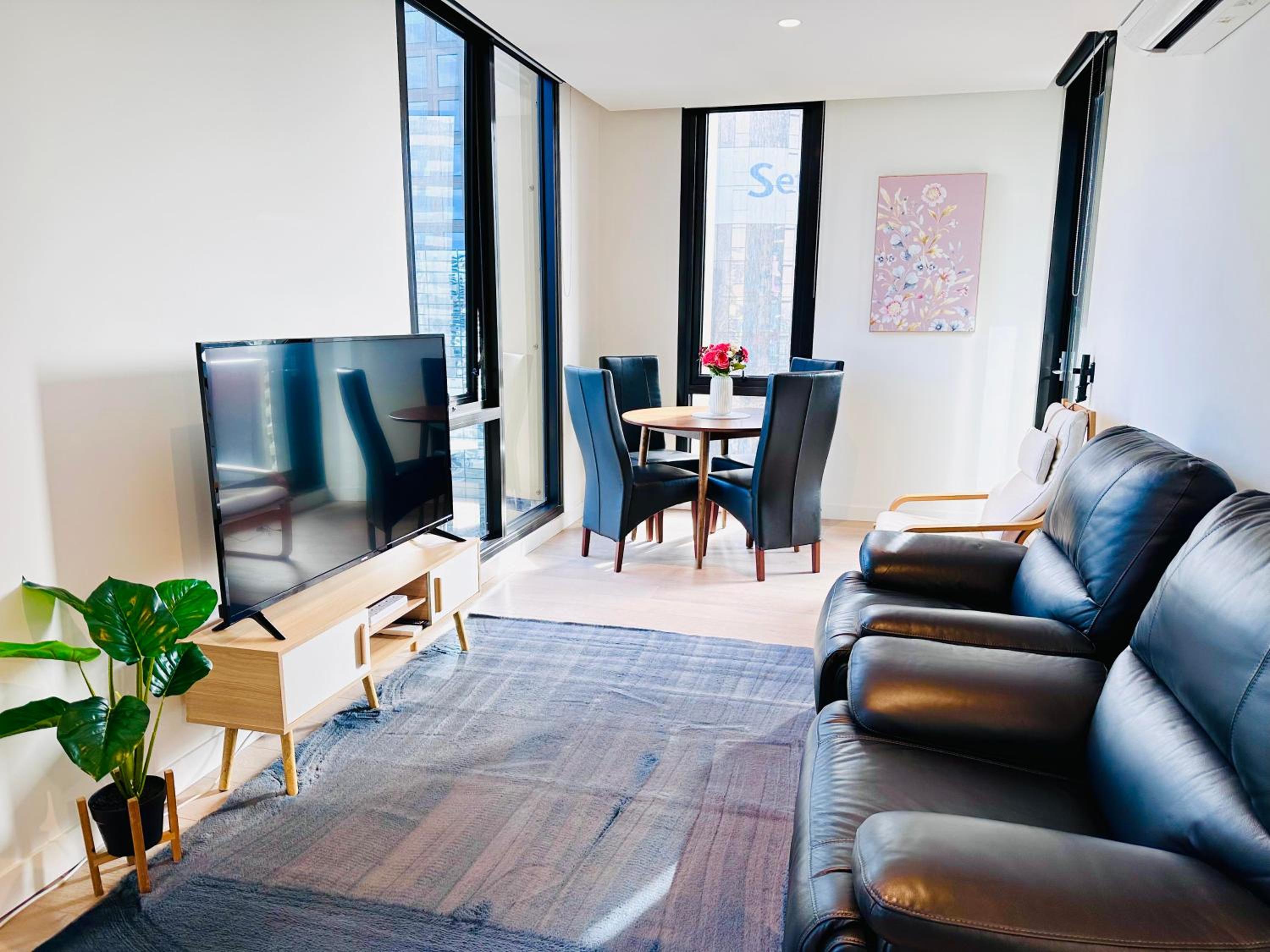 Melbourne CBD Empire Apartment