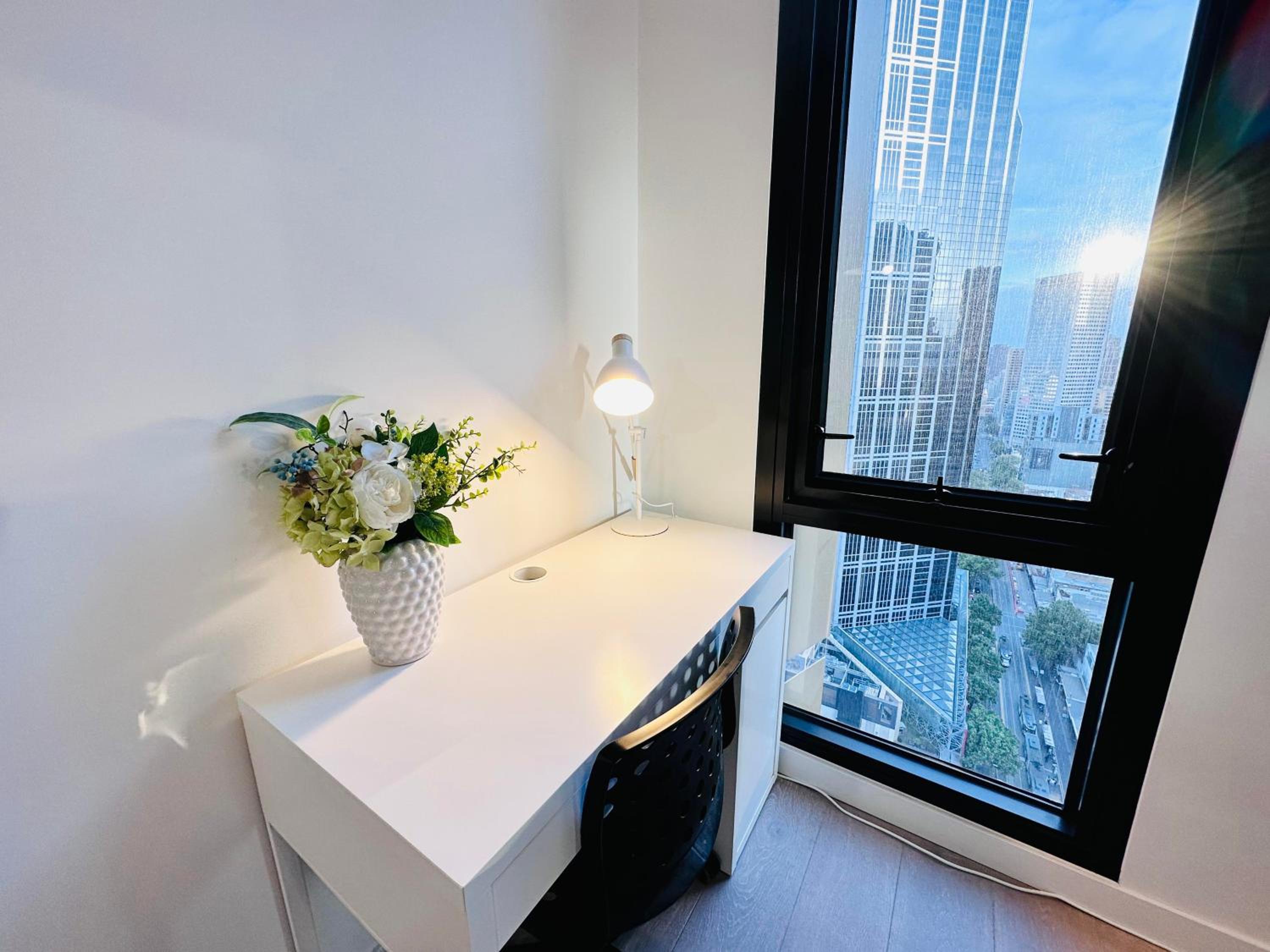 Melbourne CBD Empire Apartment