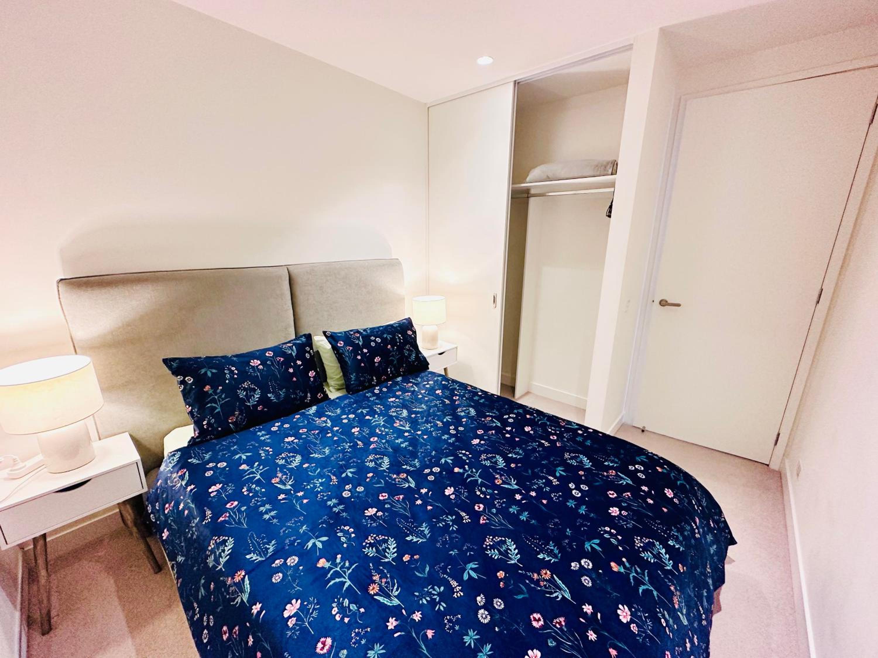Melbourne CBD Empire Apartment