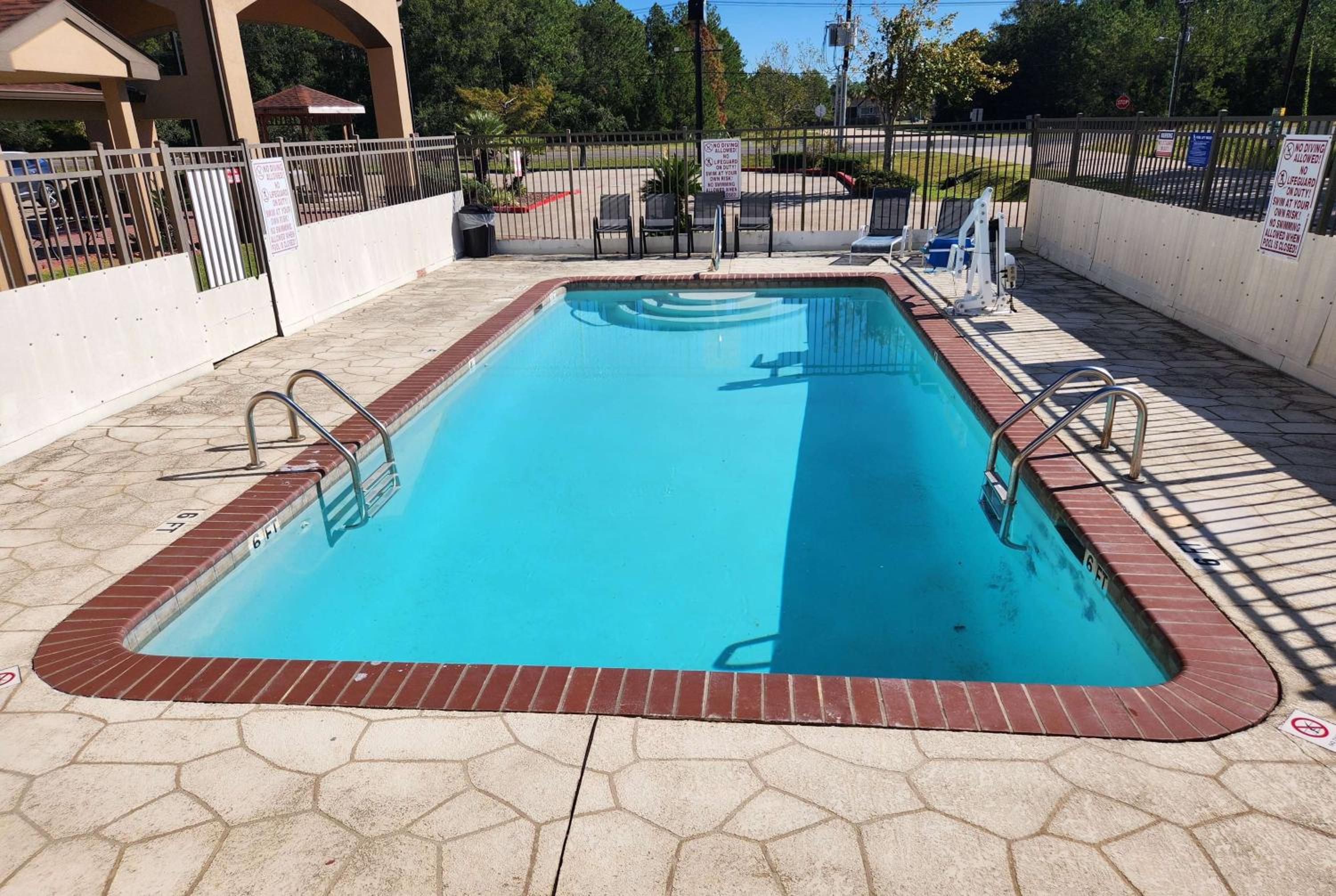 Days Inn by Wyndham Lumberton view 3