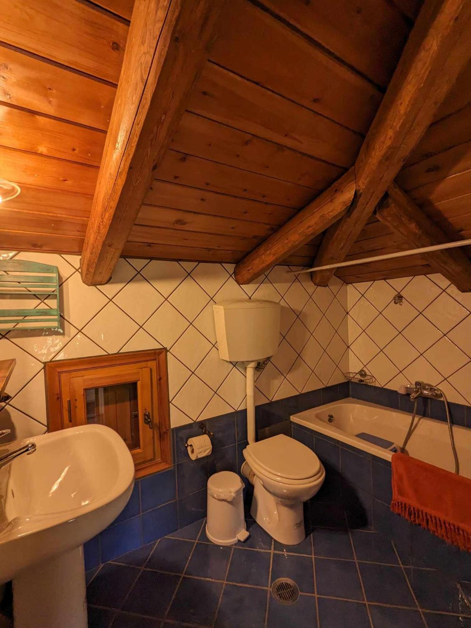 Diminio 4 Whole House Chalet photo 3