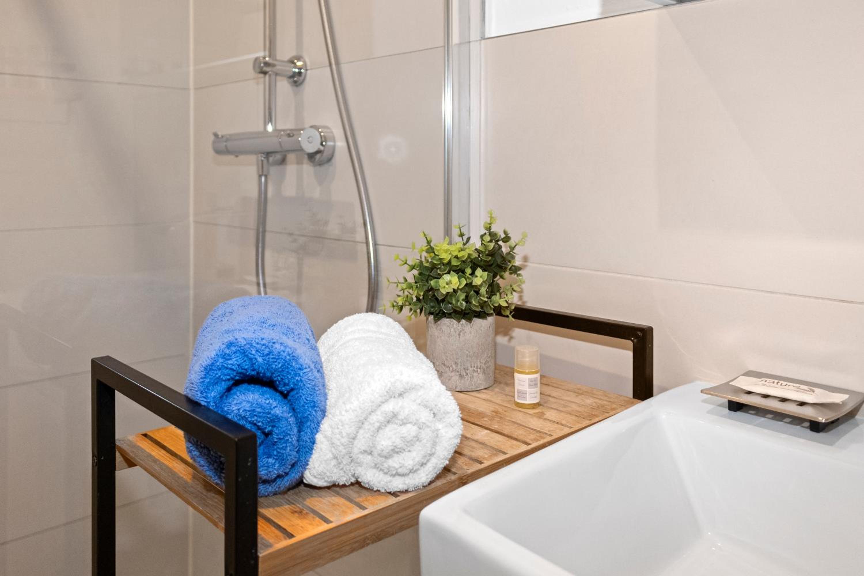 Altstadt - Exklusive 3-Zi-Wohnung für 6 Personen mit 90 qm, großer Dachterrasse, Parkplatz, WLAN