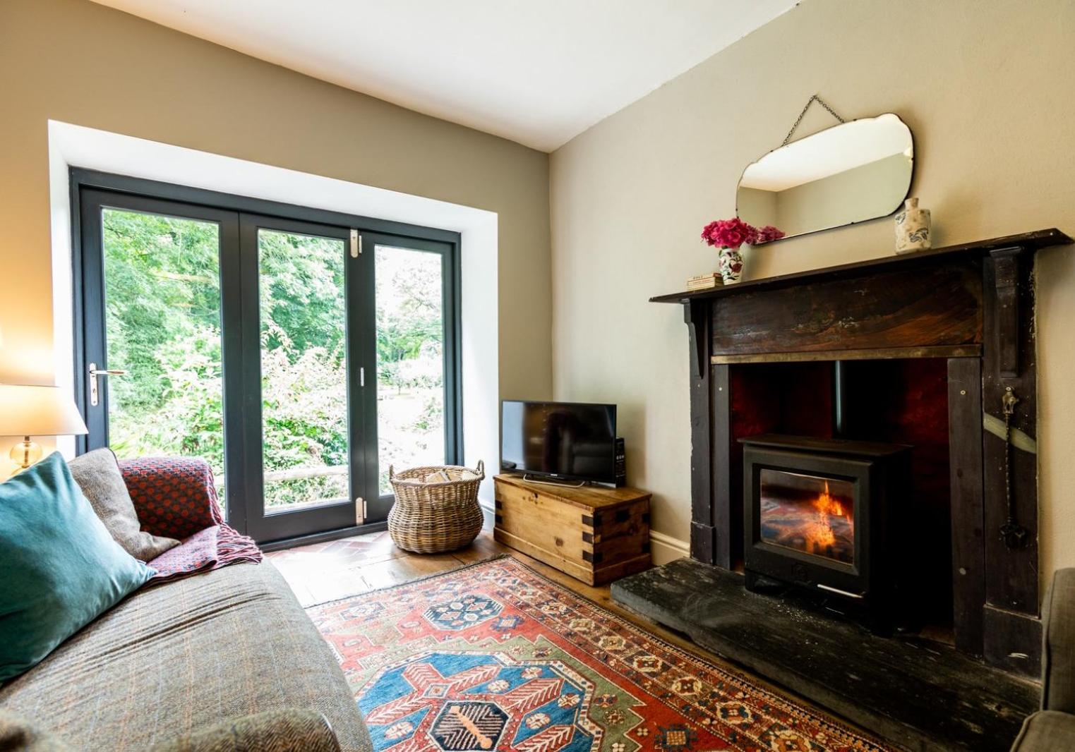 Panteg - a gorgeous retreat near the coast for 10 view 2