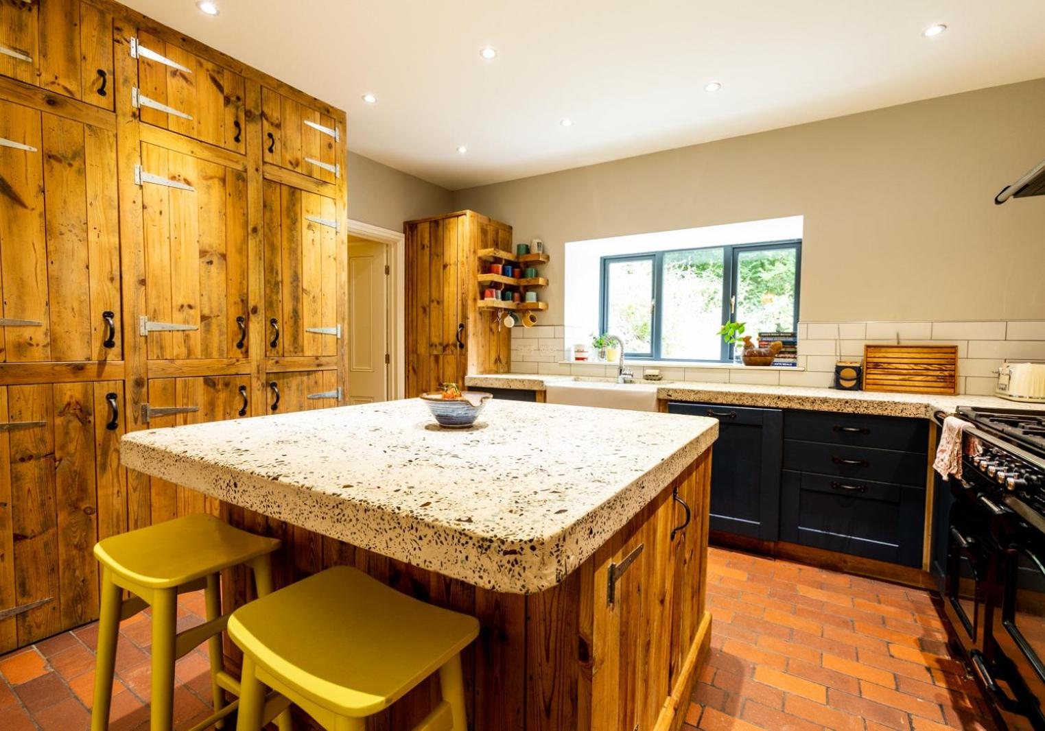 Panteg - a gorgeous retreat near the coast for 10 view 3