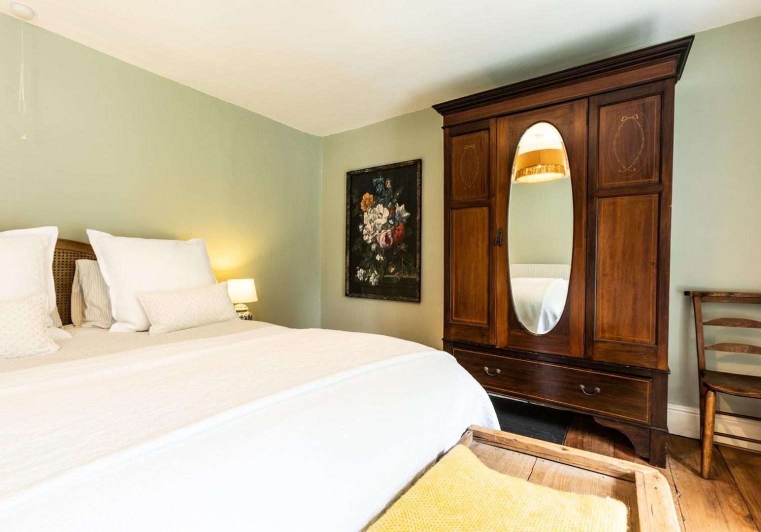 Panteg - a gorgeous retreat near the coast for 10 view 5