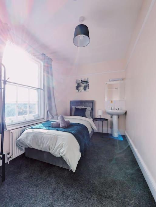 Spacious & Budget Friendly 5 Bed Home! view 2
