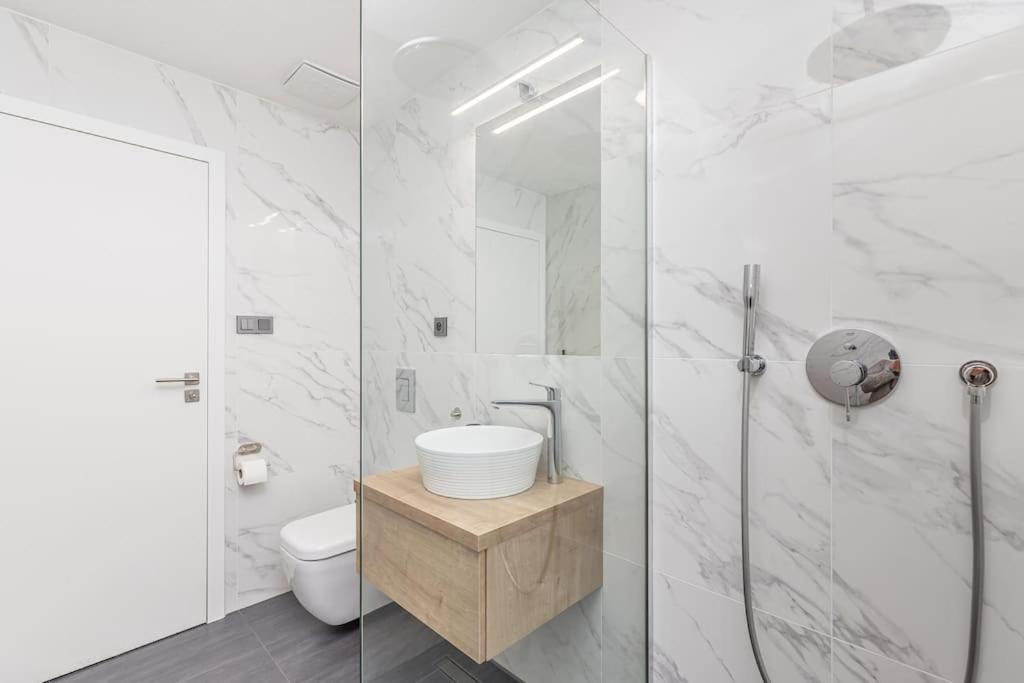 Cozy quiet new apartment in Karlin square