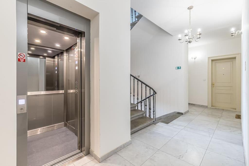 Cozy quiet new apartment in Karlin square