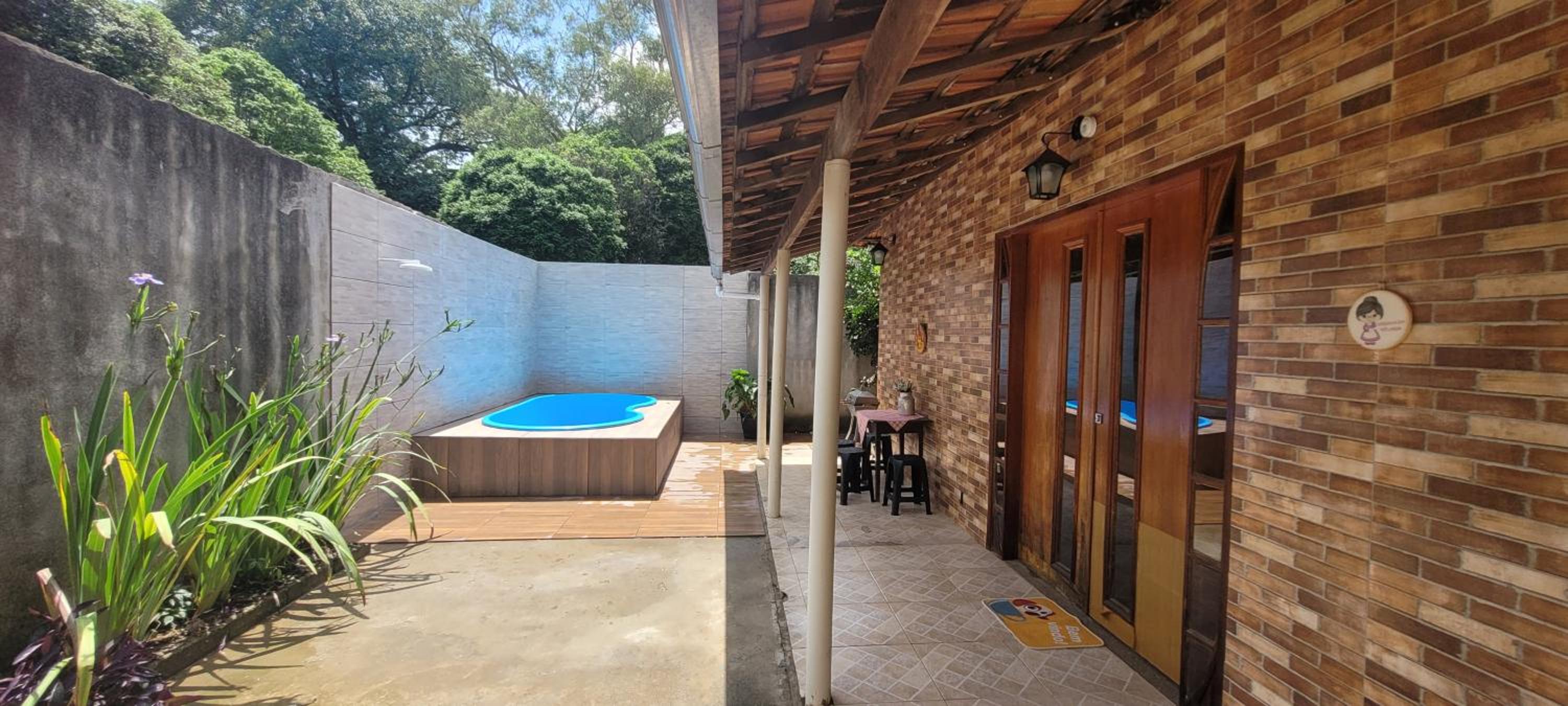 Casa com piscina a 4 min do centro de carro