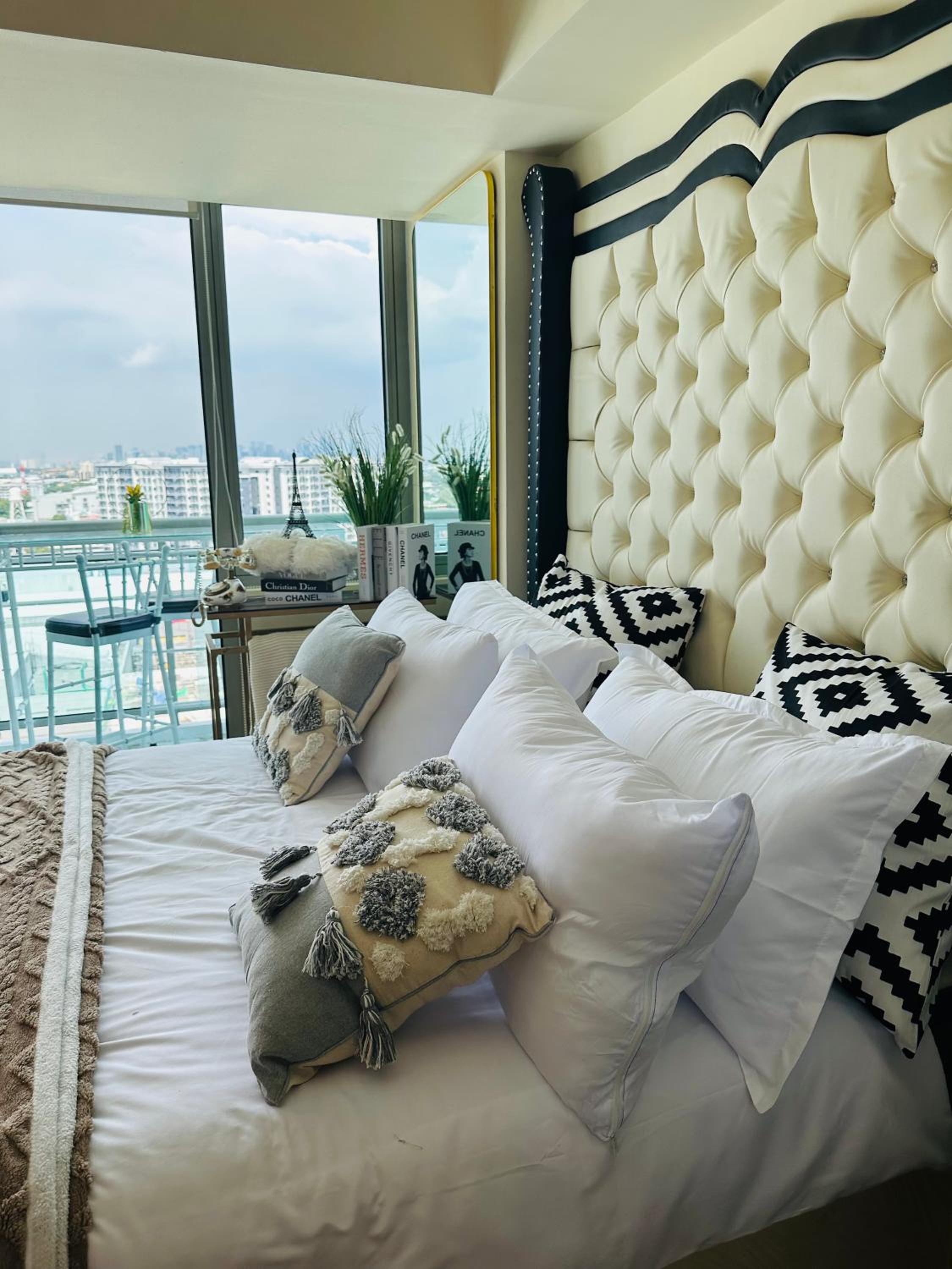 Azure Urban Resort - St Tropez Tower Staycation Unit with a European Touch view 4