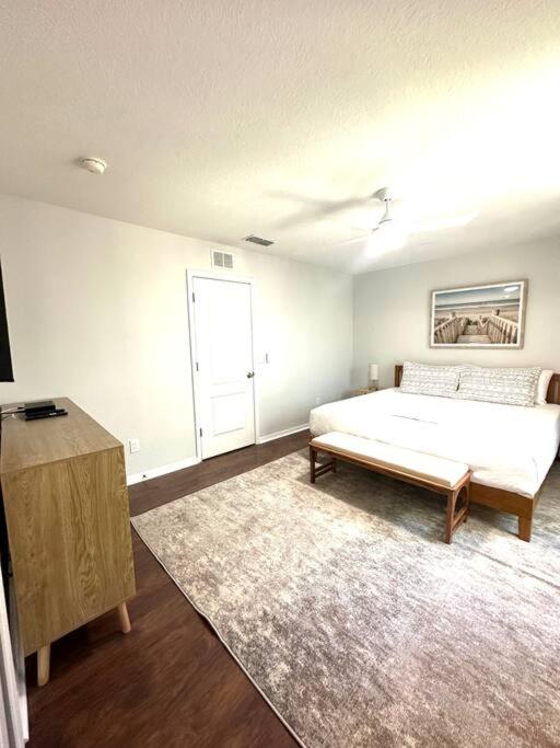 Newly Renovated Townhouse! view 3